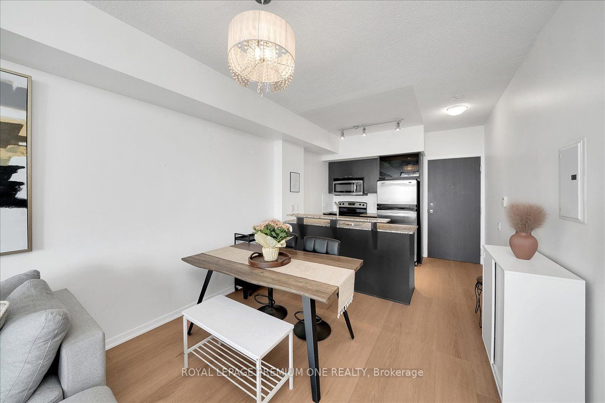 103 The Queensway 901, Toronto, ON M6S 5B3 photo 5