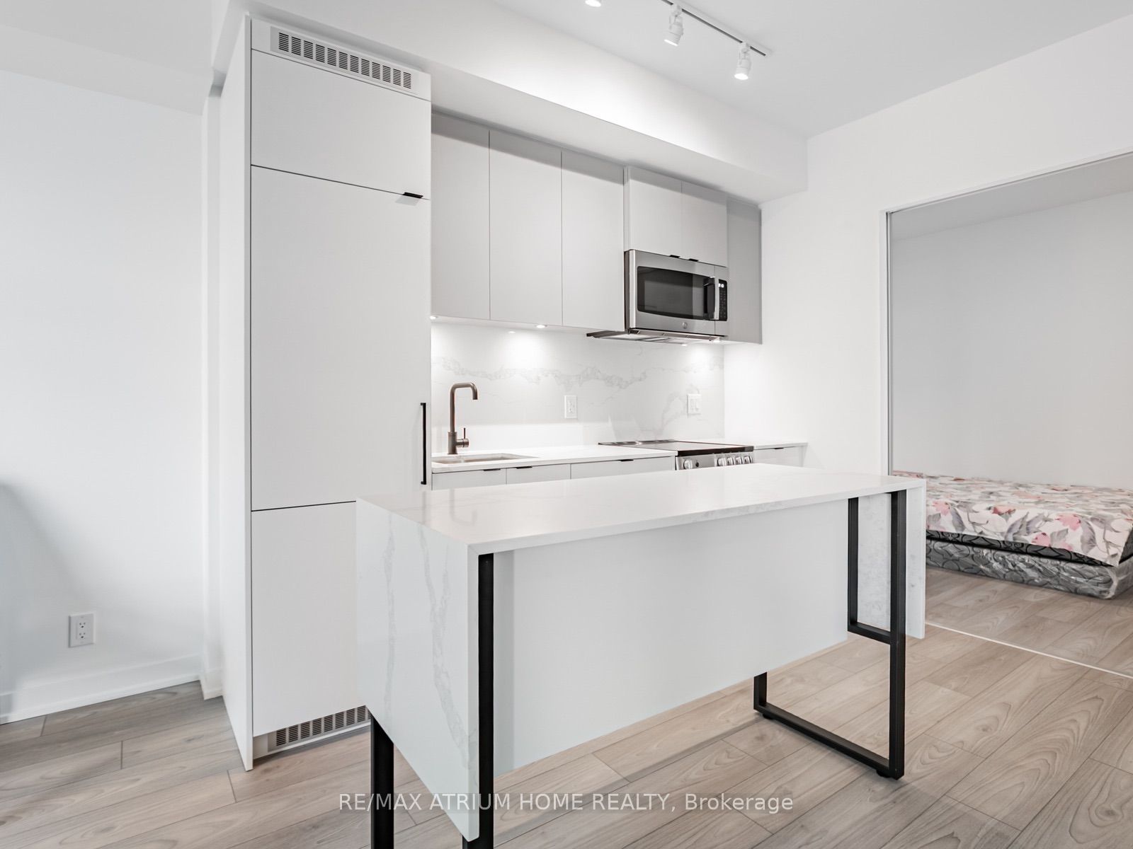 285 Dufferin Street 827, Toronto, ON M6K 0J2 photo 2