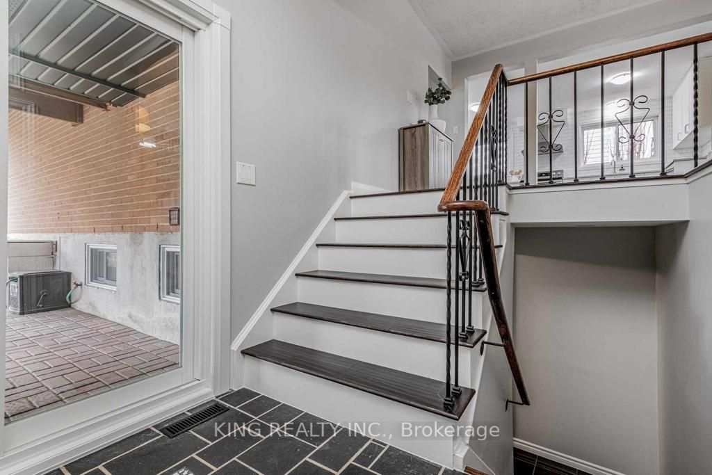 13 Brookland Drive W, Brampton, ON L6T 2M4 photo 3