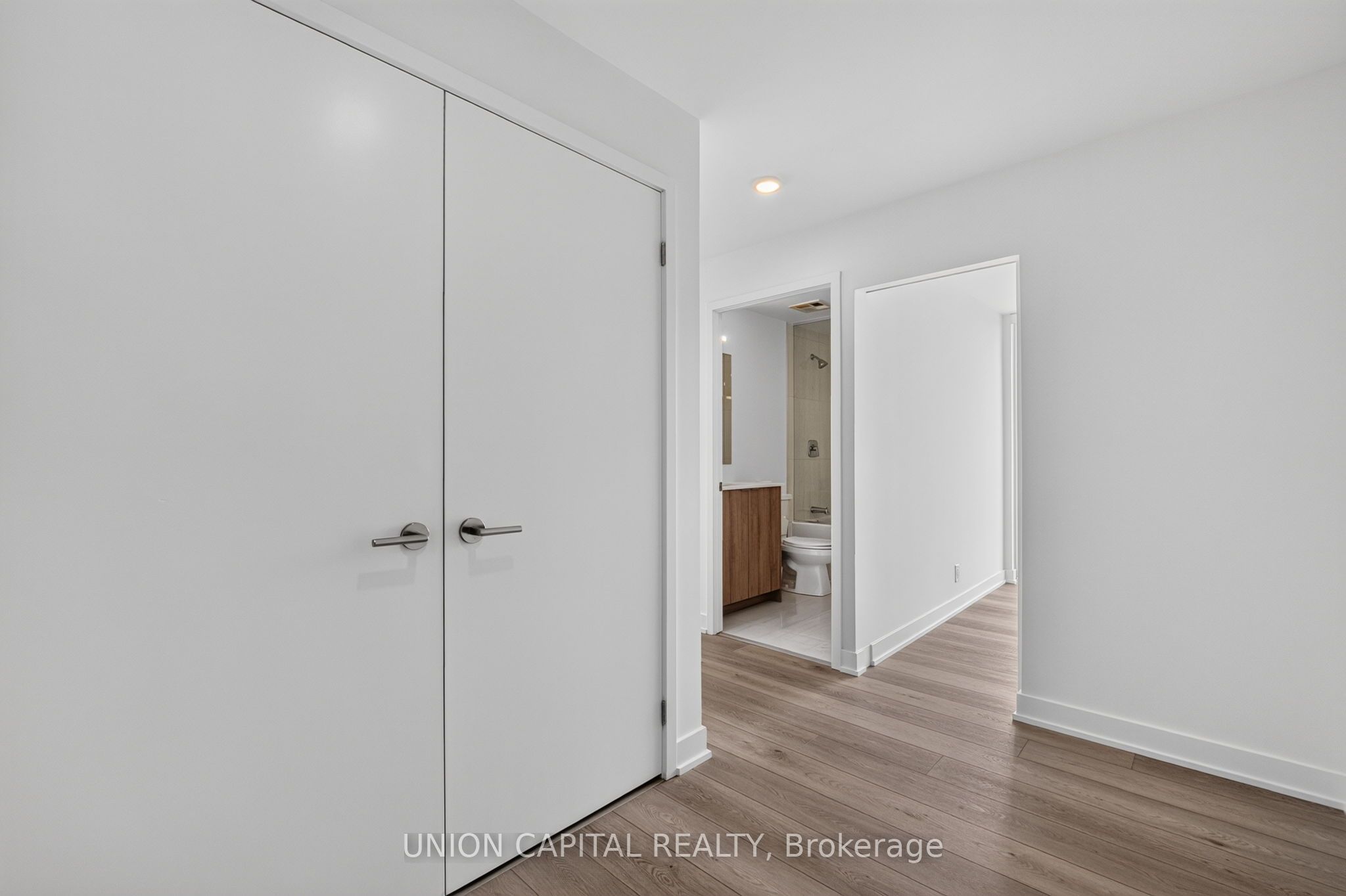 1660 Bloor Street W 910, Toronto, ON M6P 0C6 photo 3