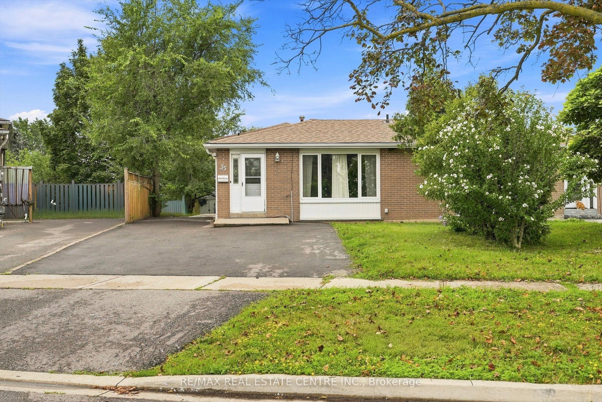 33 Garside Crescent Main, Brampton, ON L6S 1H5 photo 2