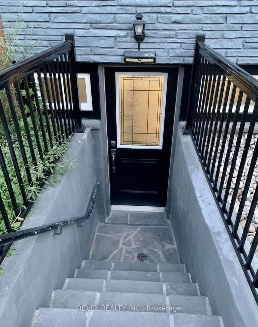 636 Scarlett Road S Lower, Toronto, ON M9P 2S9