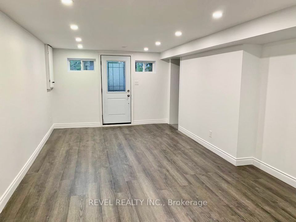 636 Scarlett Road S Lower, Toronto, ON M9P 2S9 photo 3