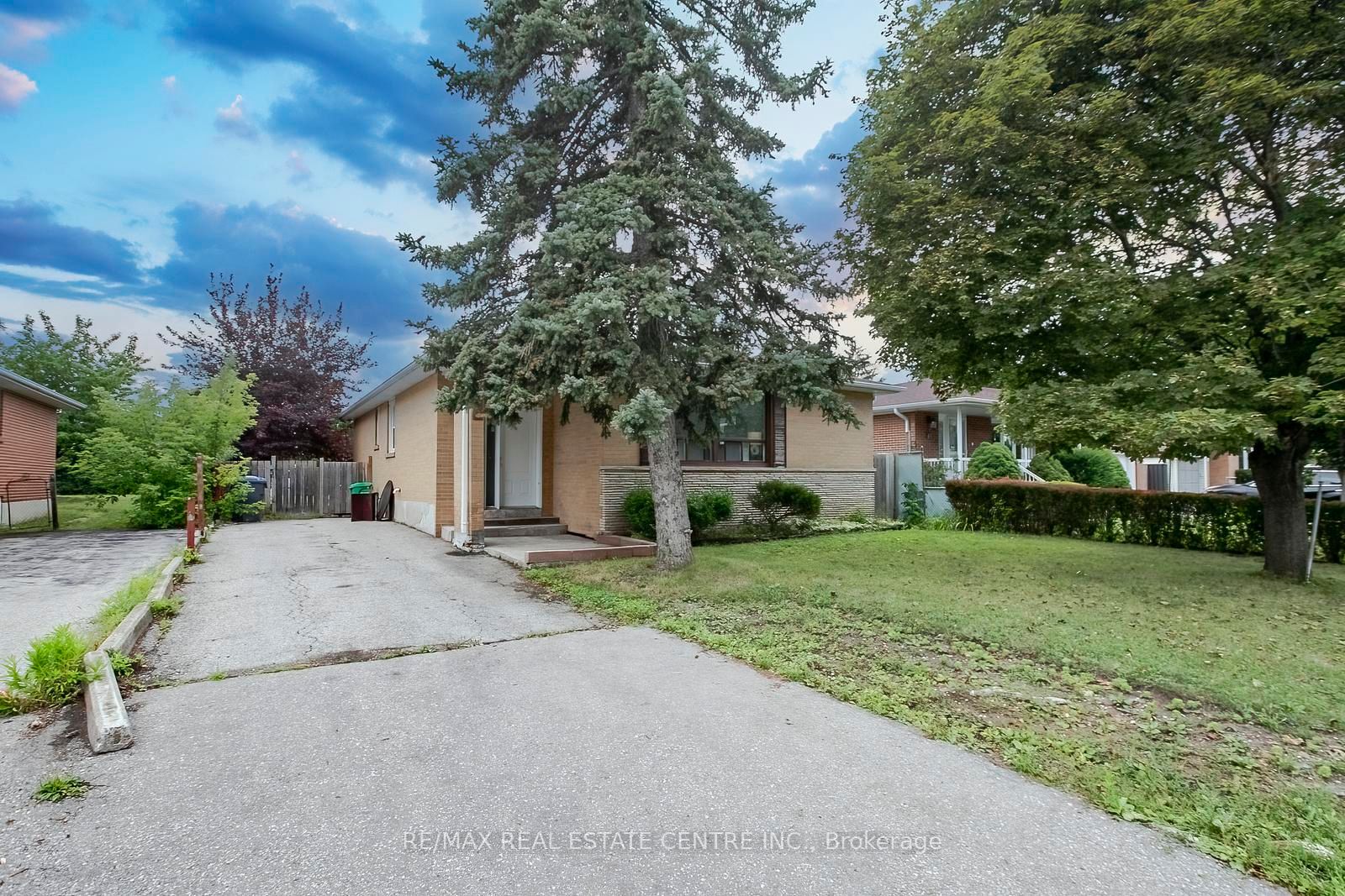 16 McLaughlin Road N, Brampton, ON L6X 1Y5 photo 2