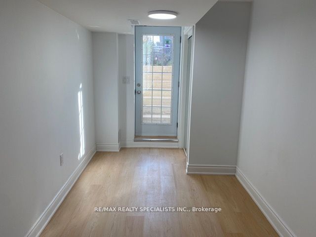 886 Francine Crescent Lower, Mississauga, ON L5V 0E2 photo 2