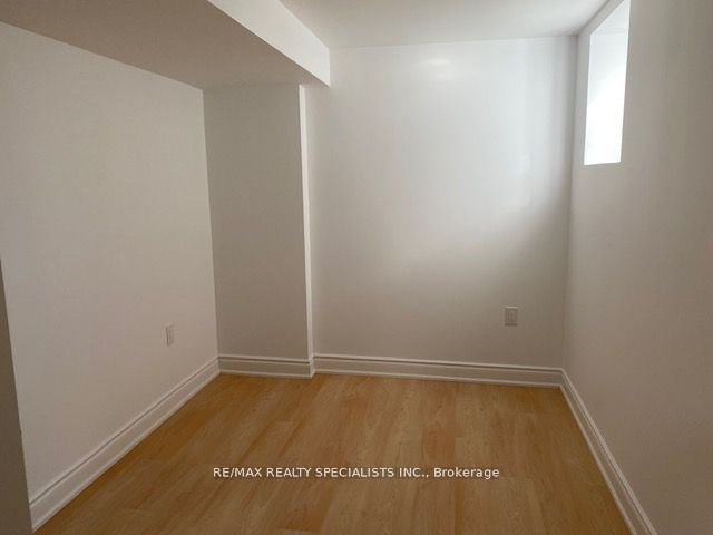 886 Francine Crescent Lower, Mississauga, ON L5V 0E2 photo 3