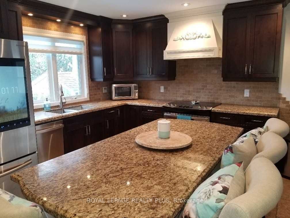 34 Haslemere Avenue, Brampton, ON L6W 2X4 photo 2