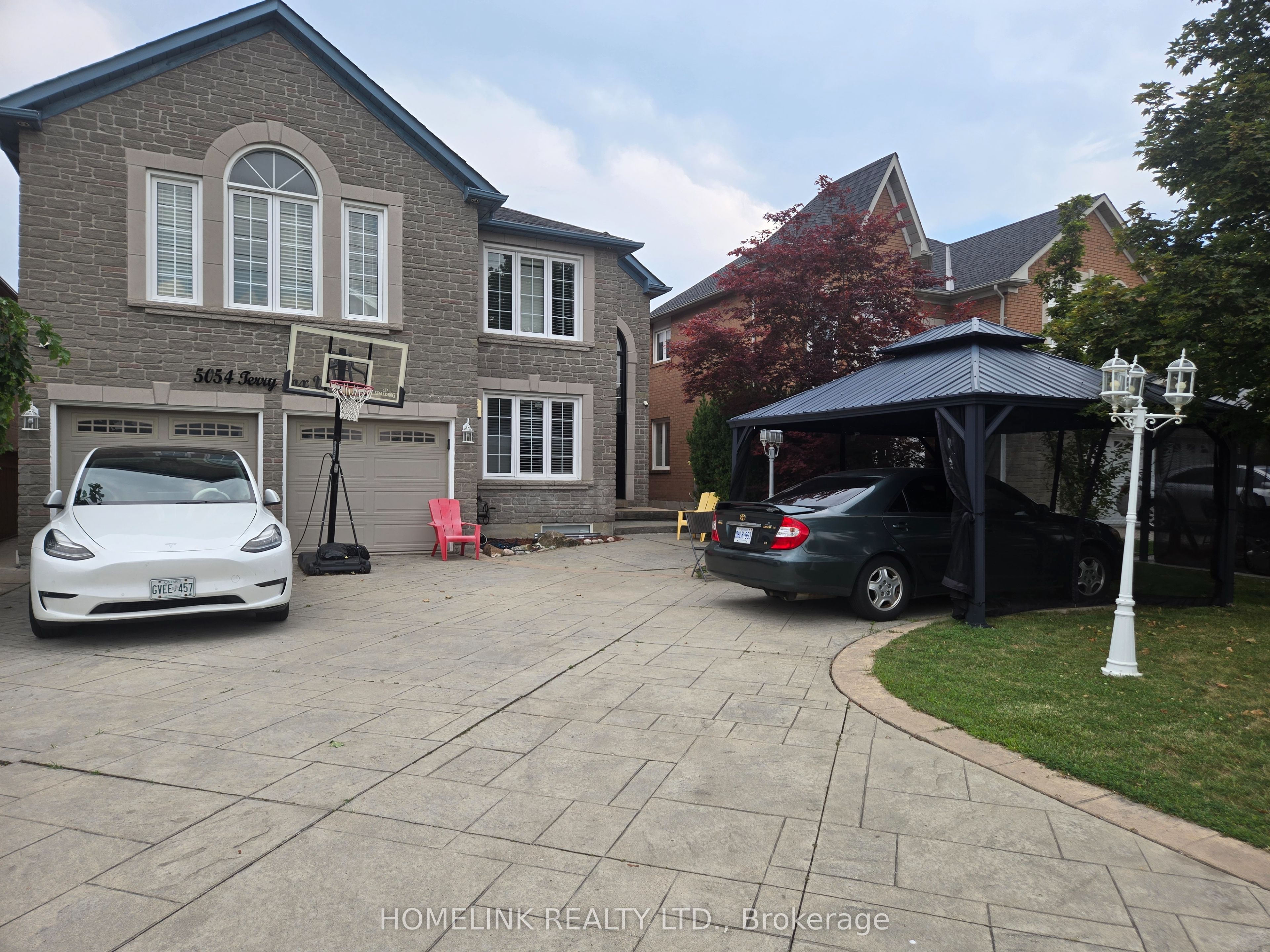 5054 Terry Fox Way, Mississauga, ON L5V 1R7 photo 2