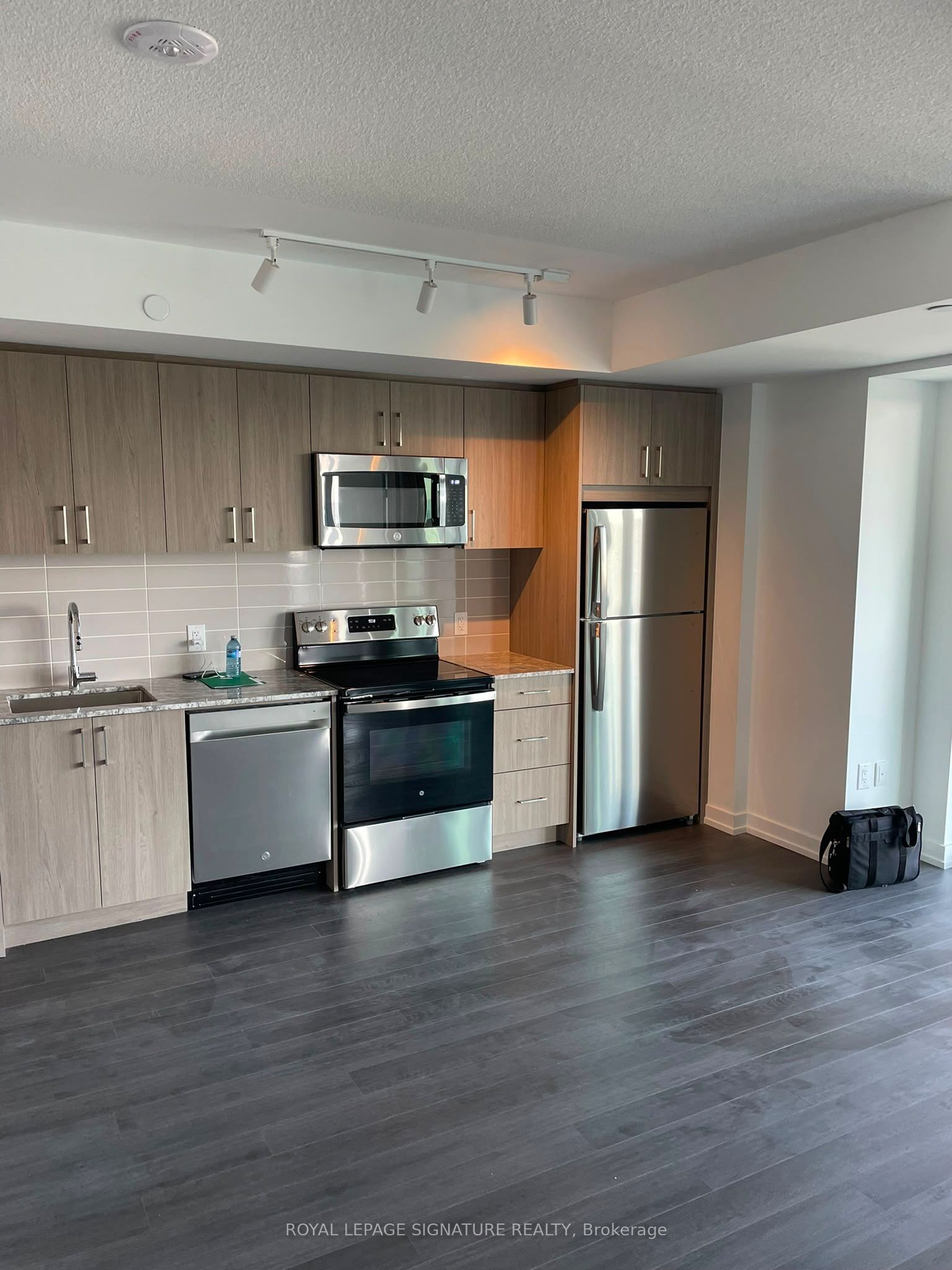 4010 Eglinton Avenue W 1421, Toronto, ON M9A 0G5 photo 4
