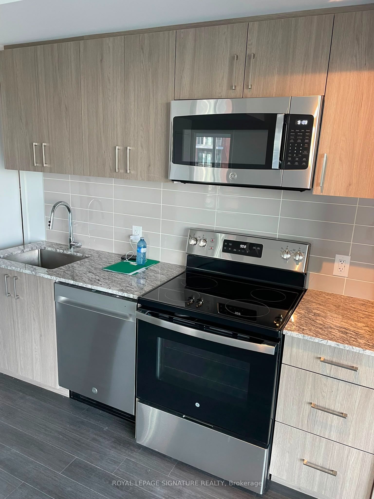 4010 Eglinton Avenue W 1421, Toronto, ON M9A 0G5 photo 5