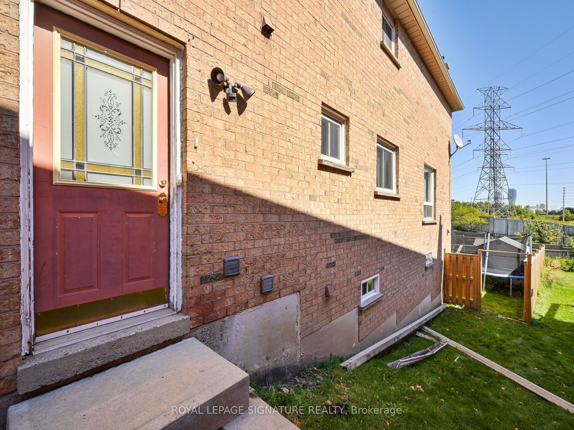 556 Farwell Crescent Lower, Mississauga, ON L5R 2A6 photo 2
