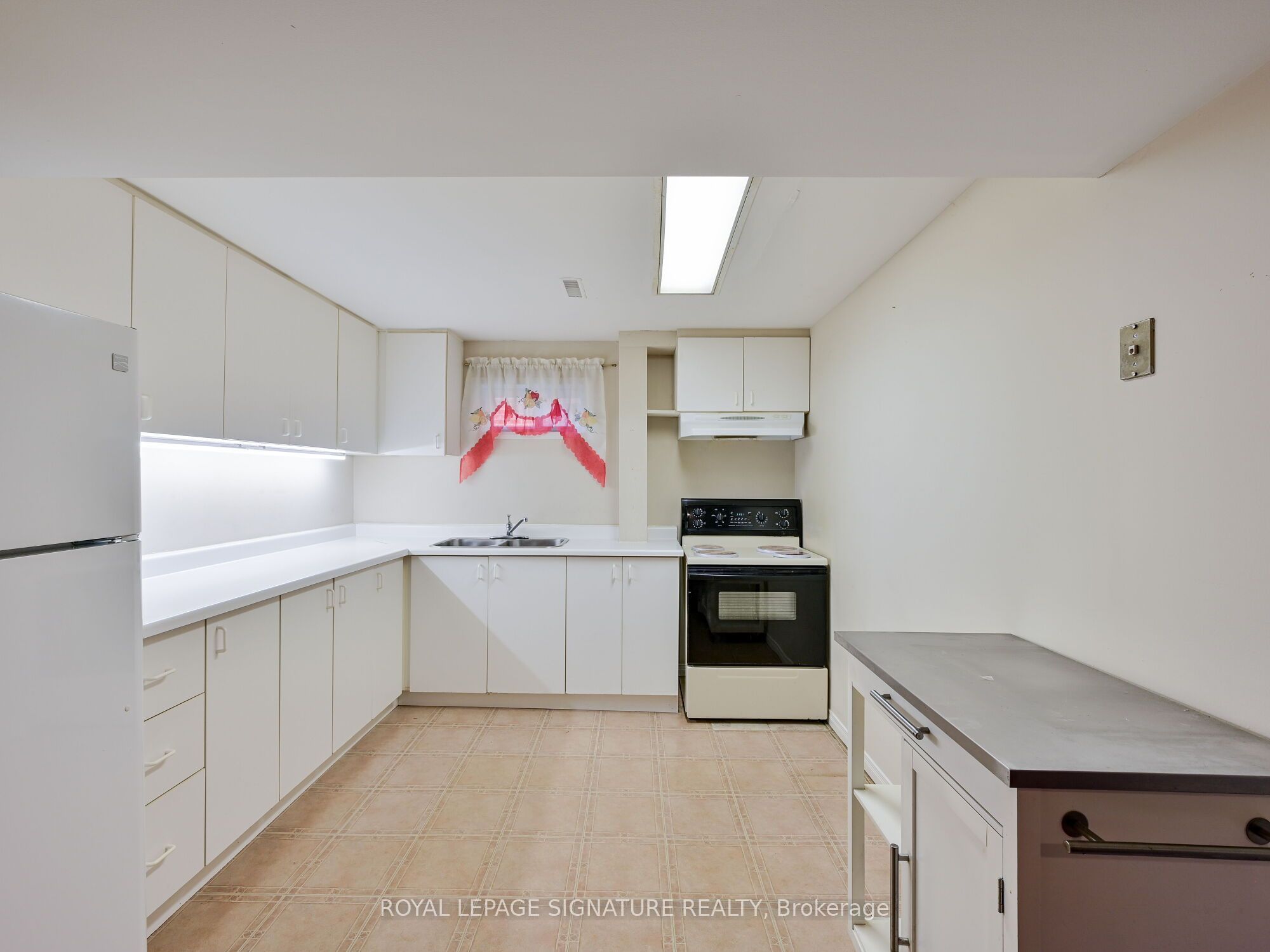 556 Farwell Crescent Lower, Mississauga, ON L5R 2A6 photo 3