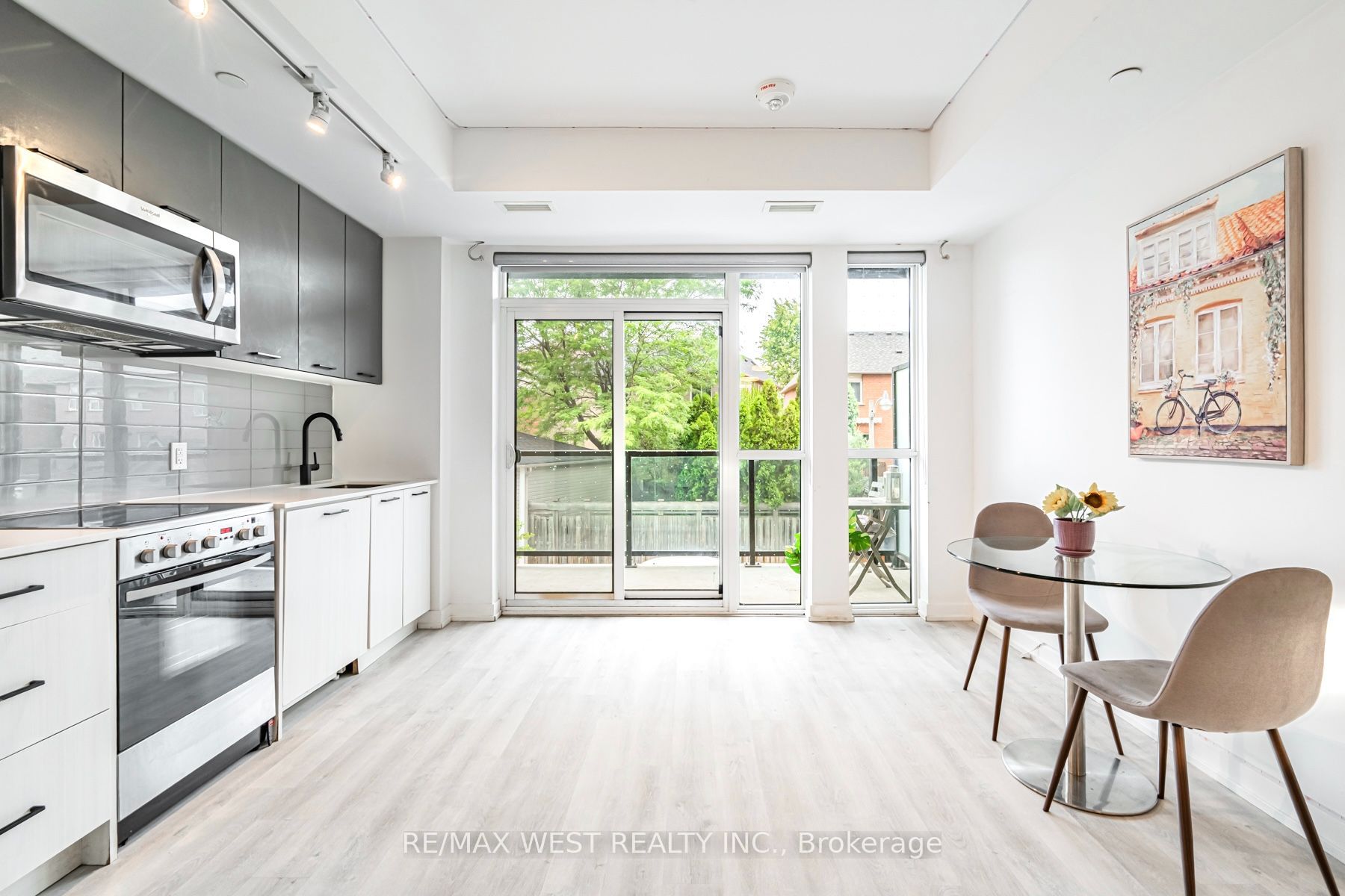 2300 St Clair Avenue W 211, Toronto, ON M6N 0B3 photo 2