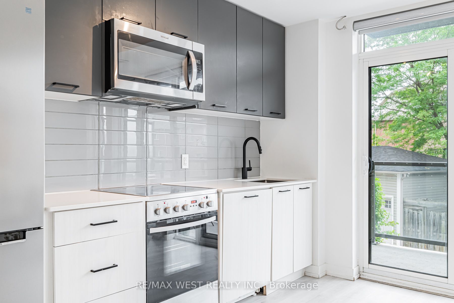 2300 St Clair Avenue W 211, Toronto, ON M6N 0B3 photo 3