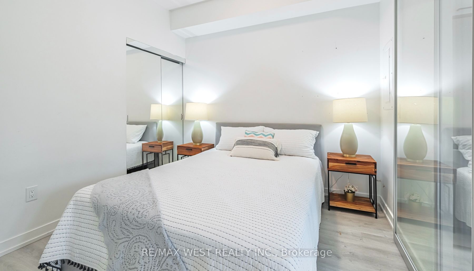 2300 St Clair Avenue W 211, Toronto, ON M6N 0B3 photo 4