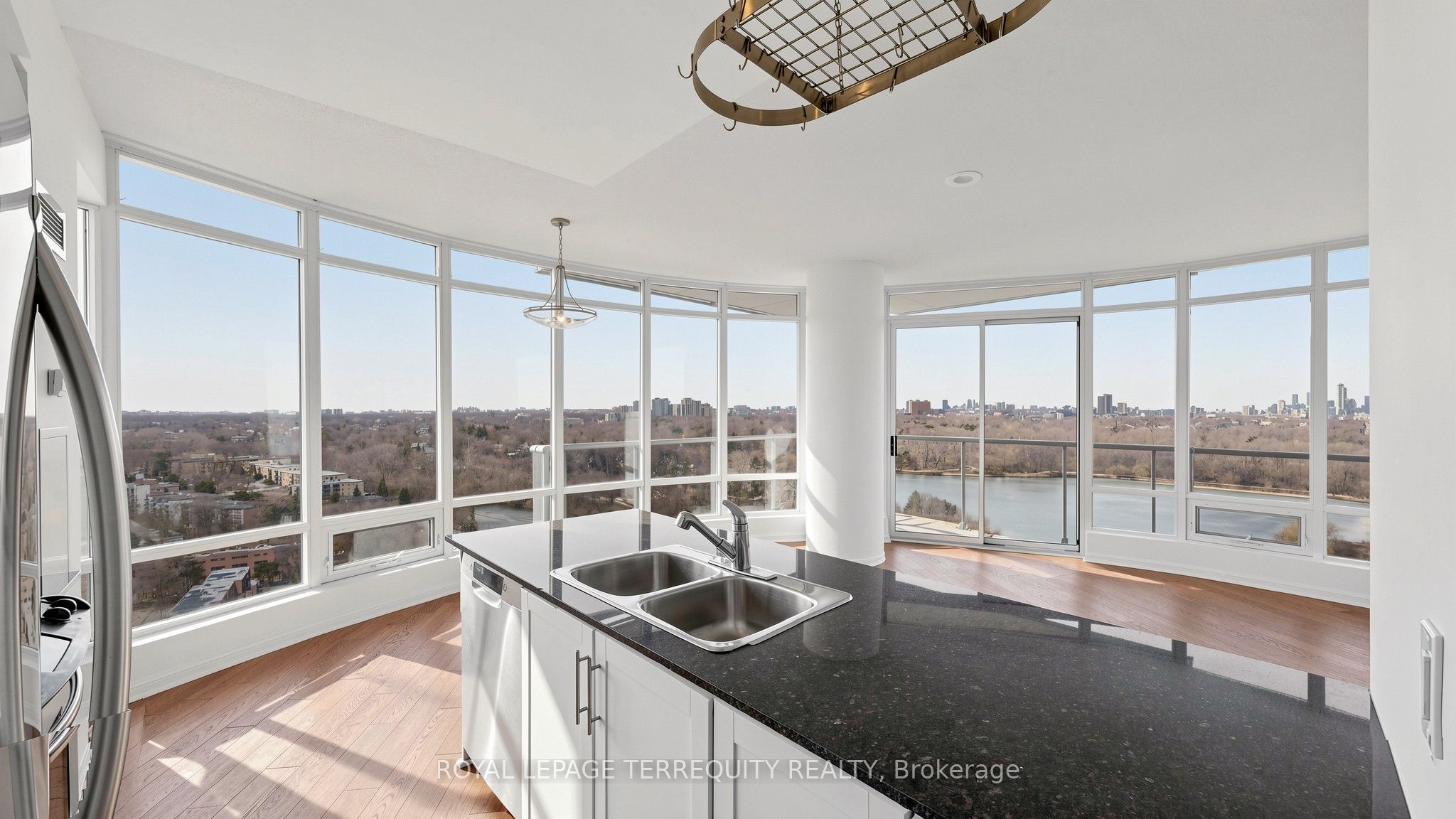 15 Windermere Avenue 2205, Toronto, ON M6S 5A2 photo 5
