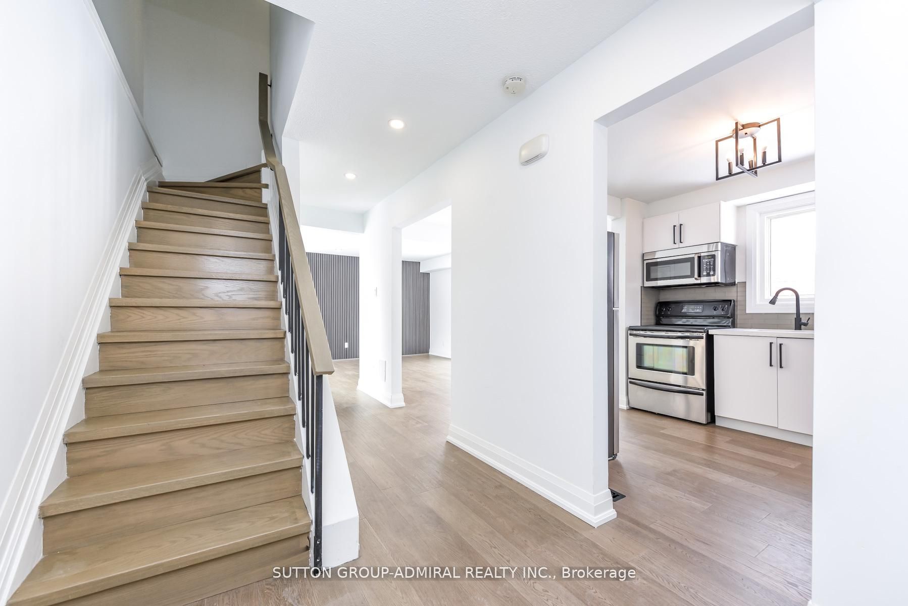 4 Hardcastle Court, Brampton, ON L6S 2A9 photo 2