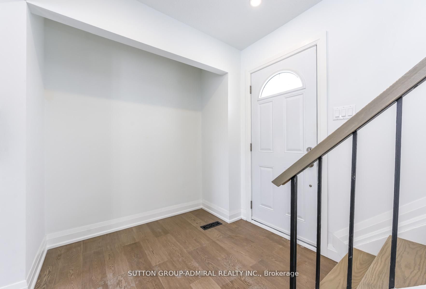 4 Hardcastle Court, Brampton, ON L6S 2A9 photo 3