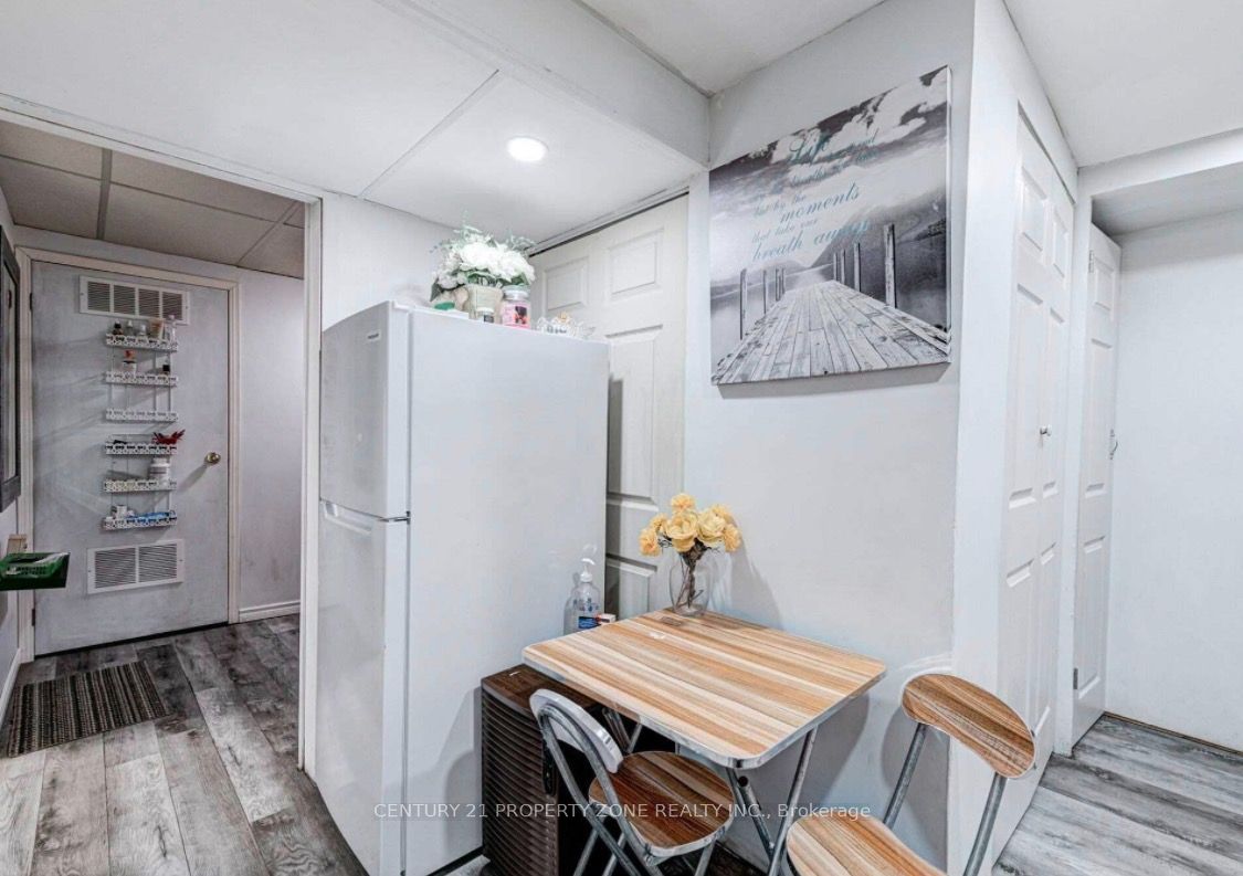 6 Roehampton Crescent W Basement , Brampton, ON L6Y 2R4 photo 3