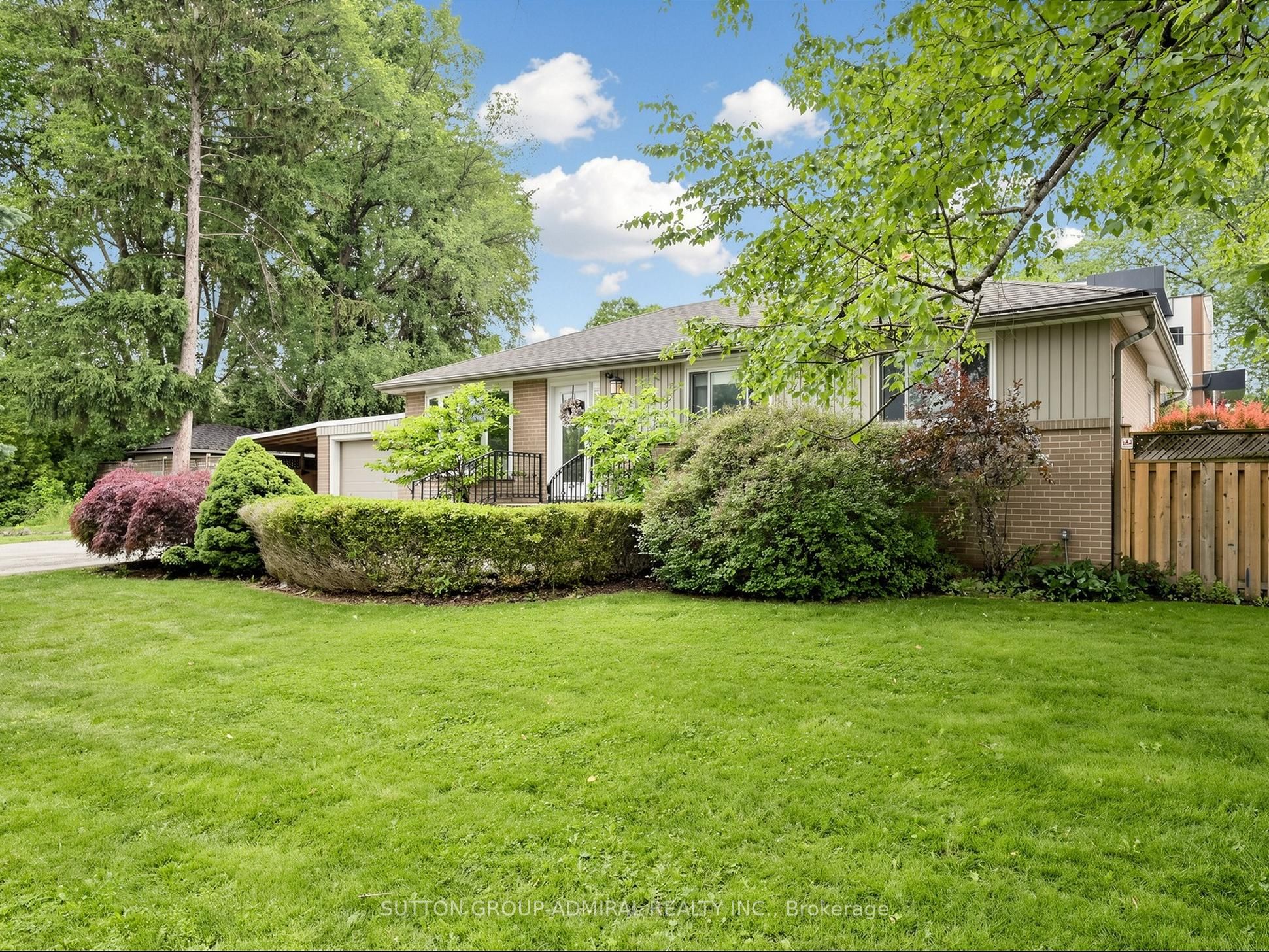 1864 Hindhead Road, Mississauga, ON L5J 1N6 photo 2