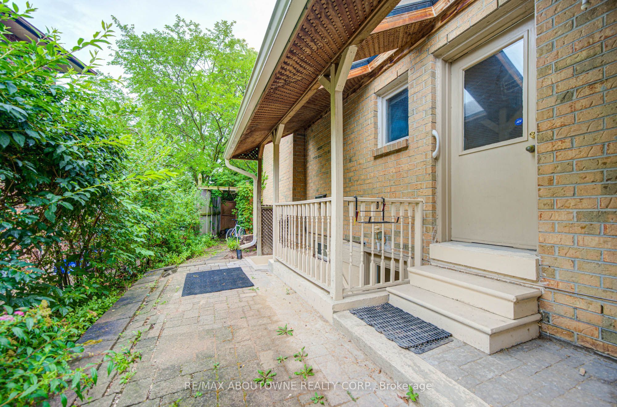 1156 Old Colony Road Lower, Oakville, ON L6M 1J8 photo 2