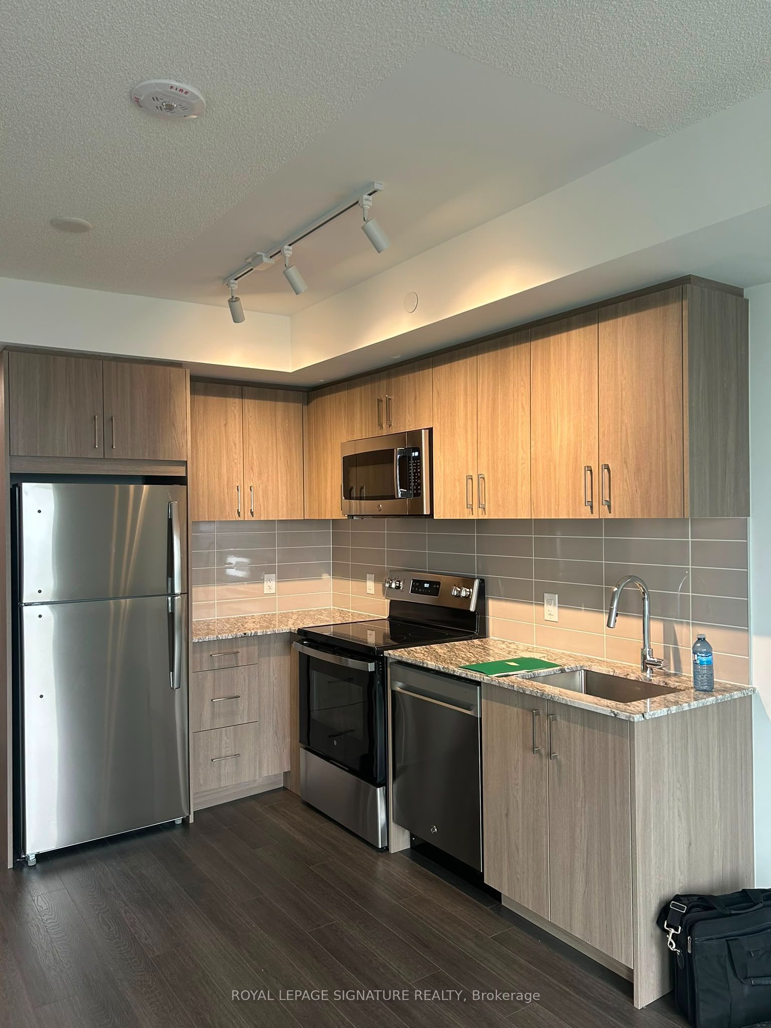 4010 Eglinton Avenue W 1409, Toronto, ON M9A 0G5 photo 3