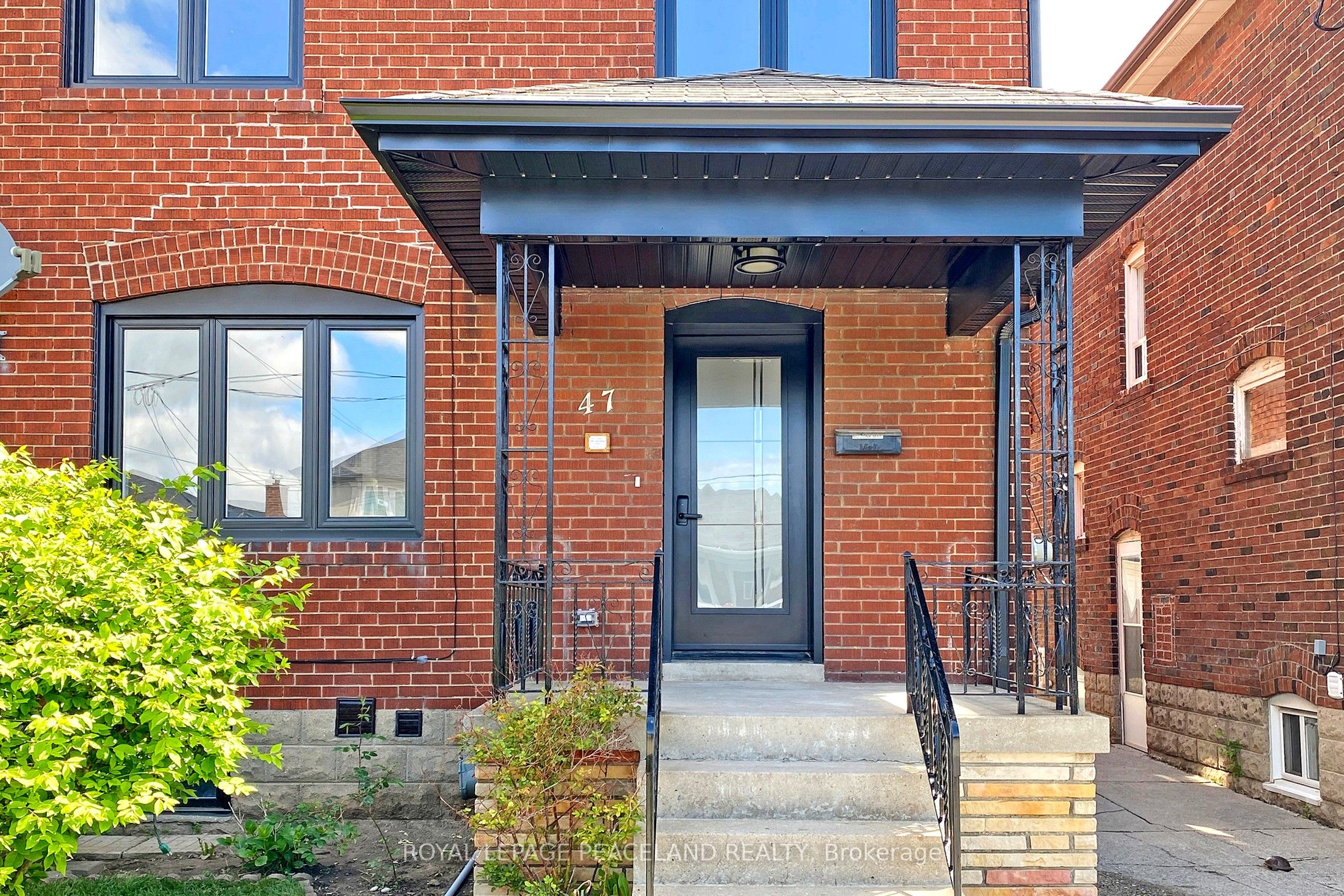 47 Chamberlain Avenue, Toronto, ON M6E 4J9 photo 2
