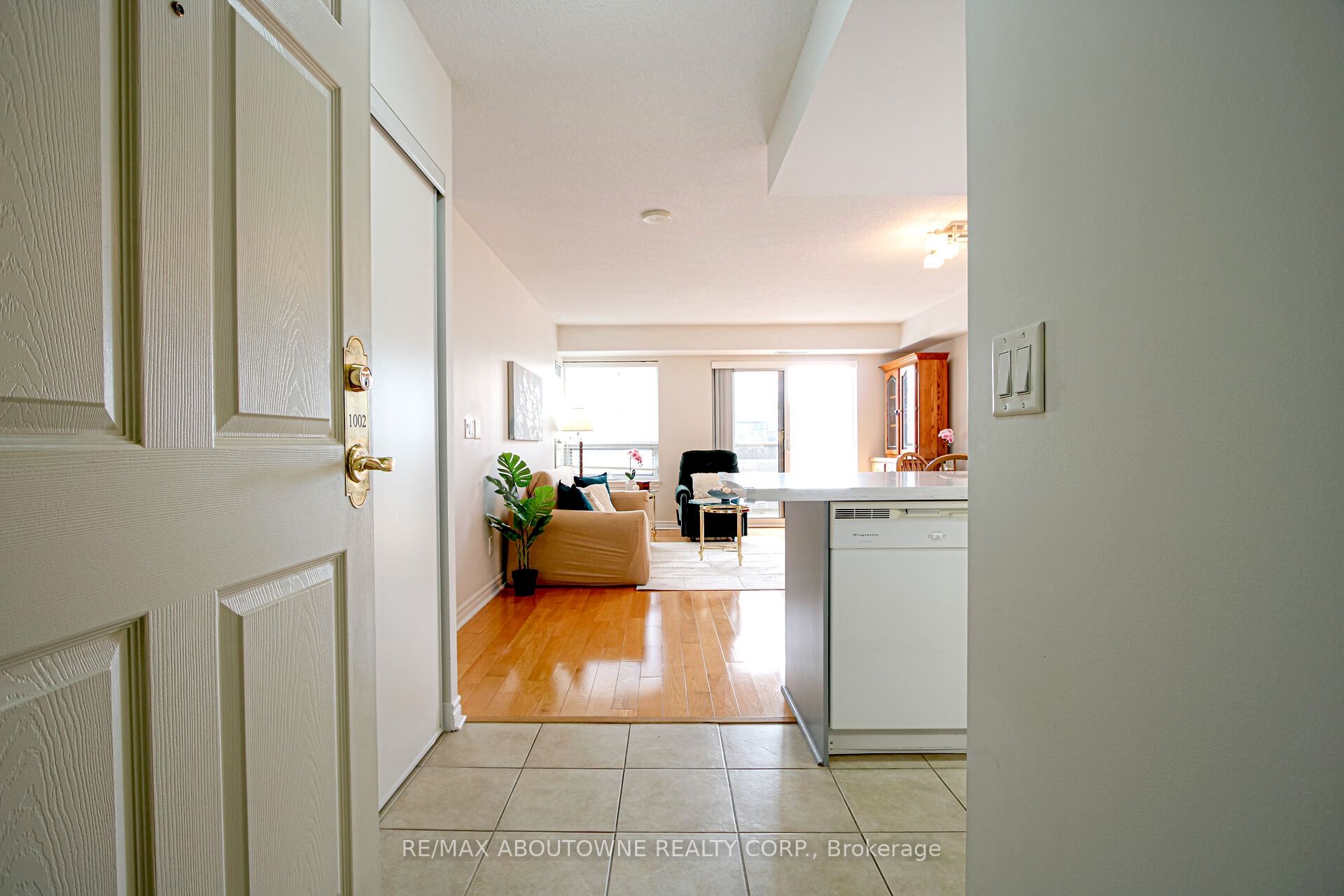 350 Princess Royal Drive 1002, Mississauga, ON L5B 4N1 photo 3