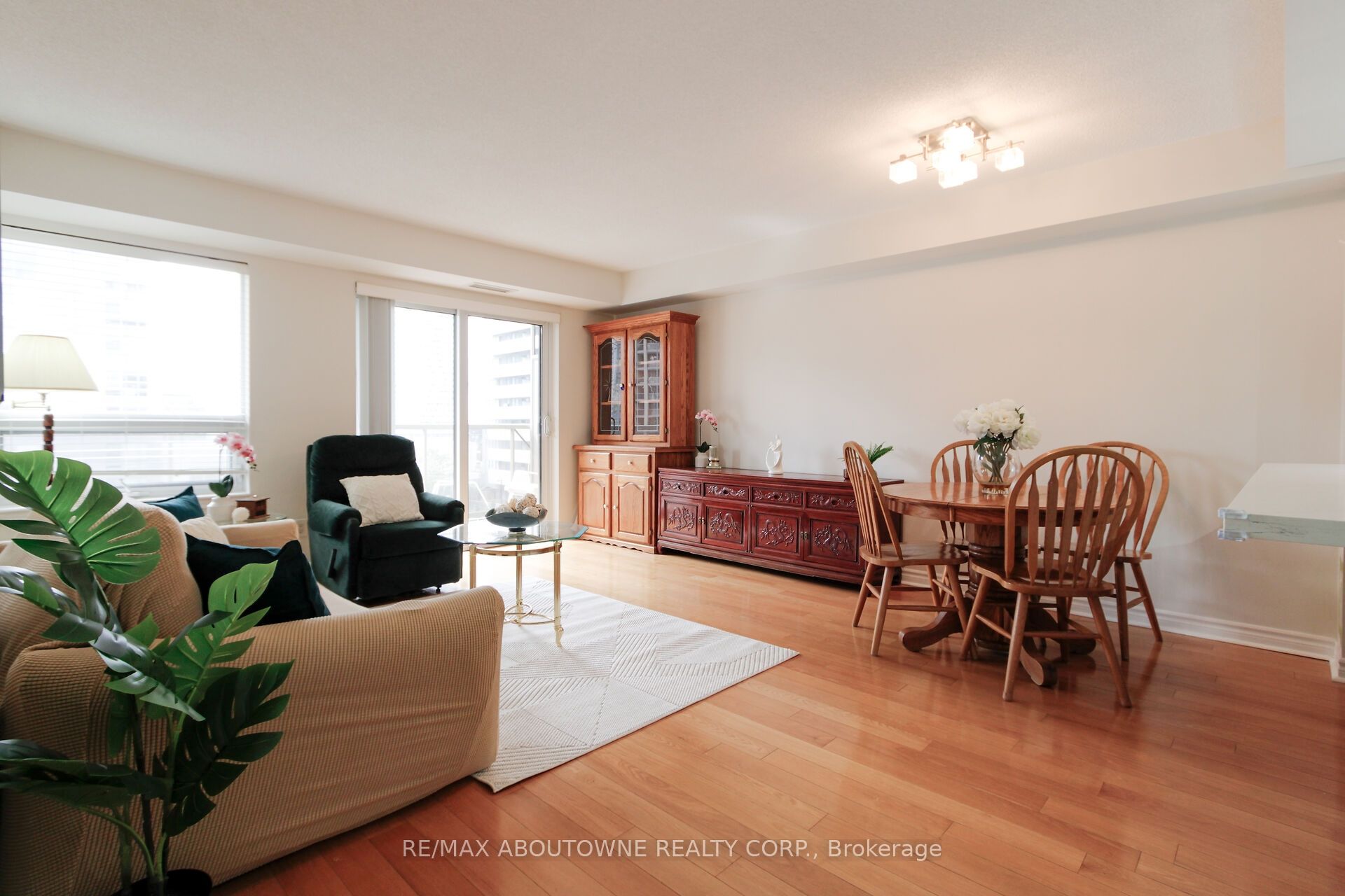 350 Princess Royal Drive 1002, Mississauga, ON L5B 4N1 photo 4