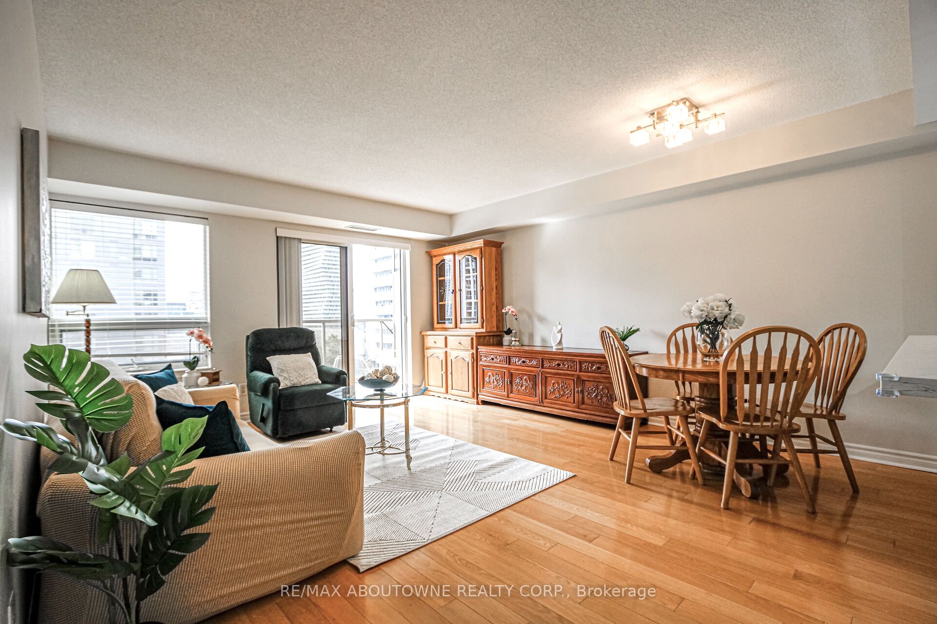 350 Princess Royal Drive 1002, Mississauga, ON L5B 4N1 photo 5