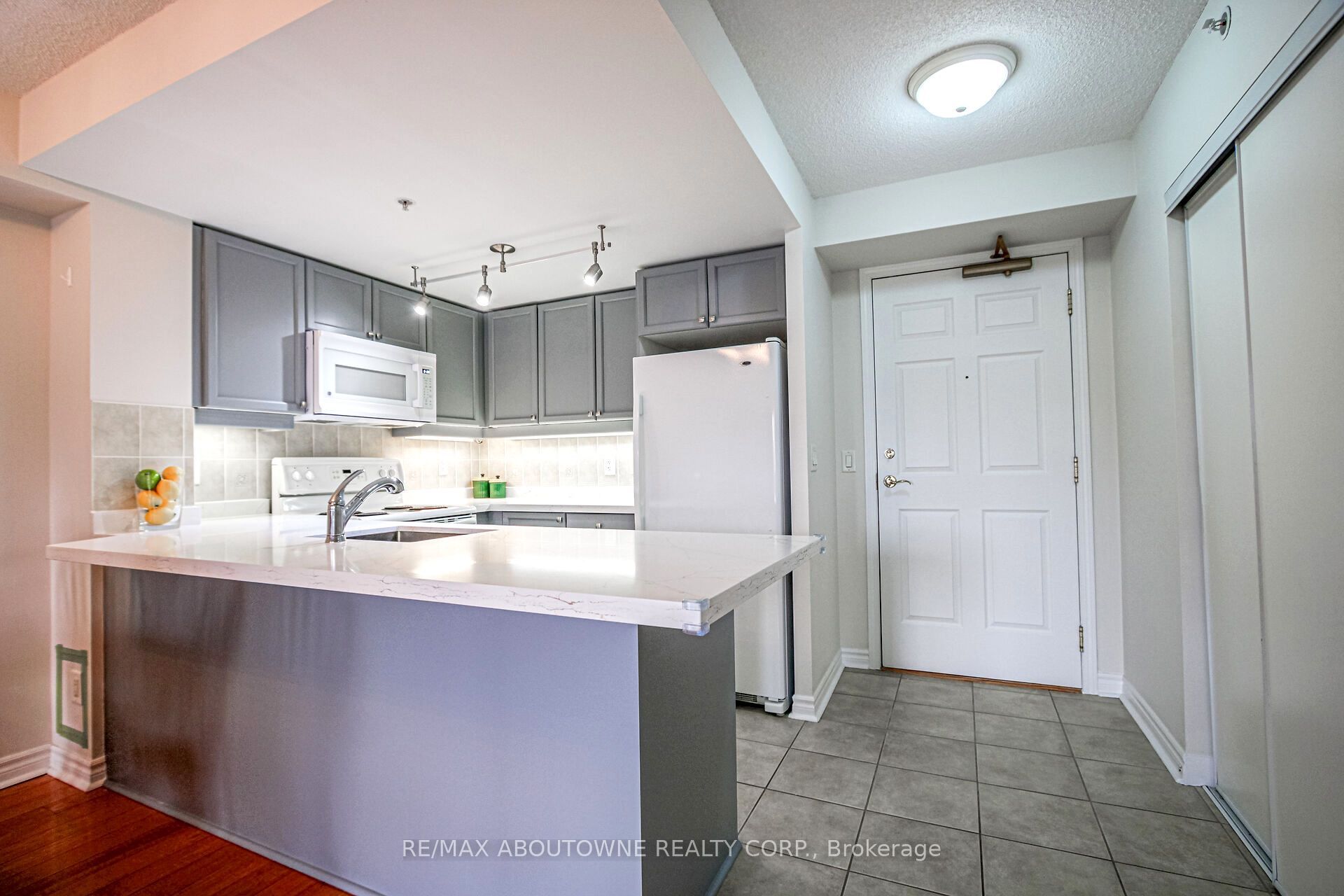 350 Princess Royal Drive 1002, Mississauga, ON L5B 4N1 photo 4