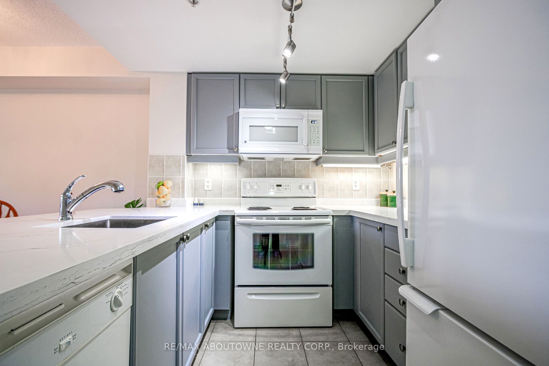 350 Princess Royal Drive 1002, Mississauga, ON L5B 4N1 photo 5