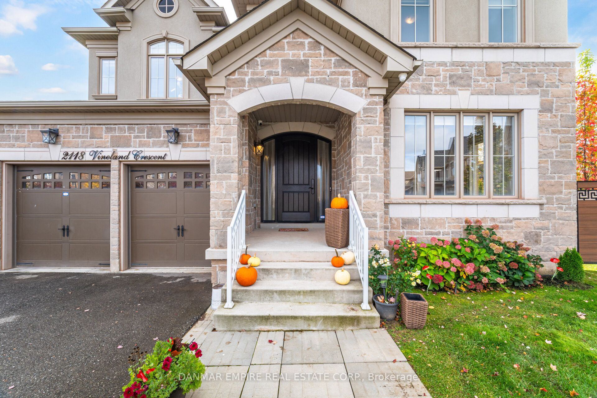 2118 Vineland Crescent, Oakville, ON L6H 0J6 photo 2