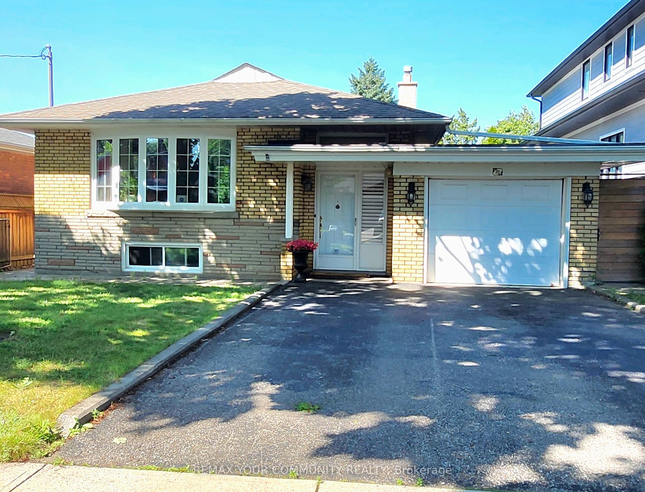22 Baleberry Crescent, Toronto, ON M9P 3L2