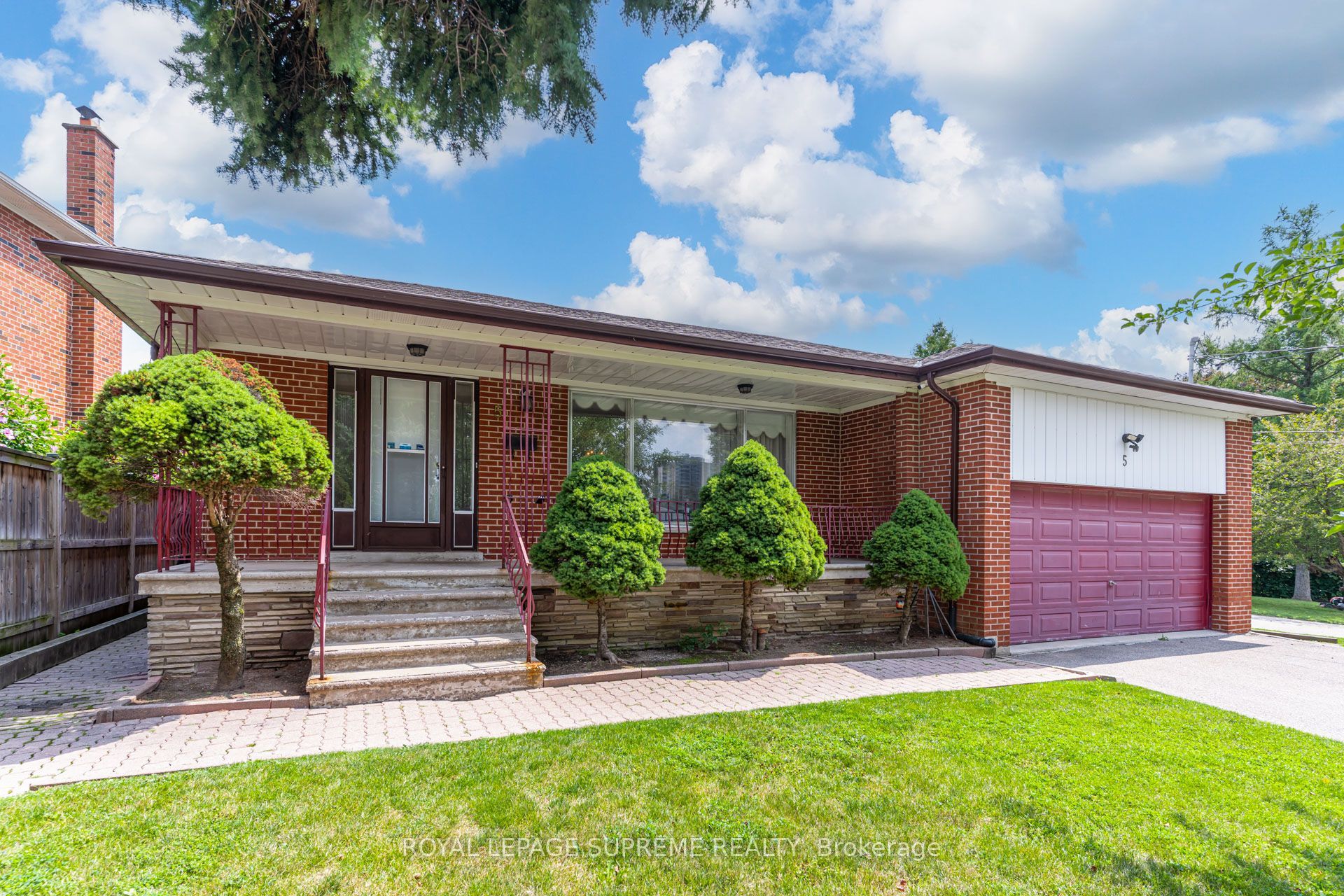 5 Paramount Court Main, Toronto, ON M6M 2L3