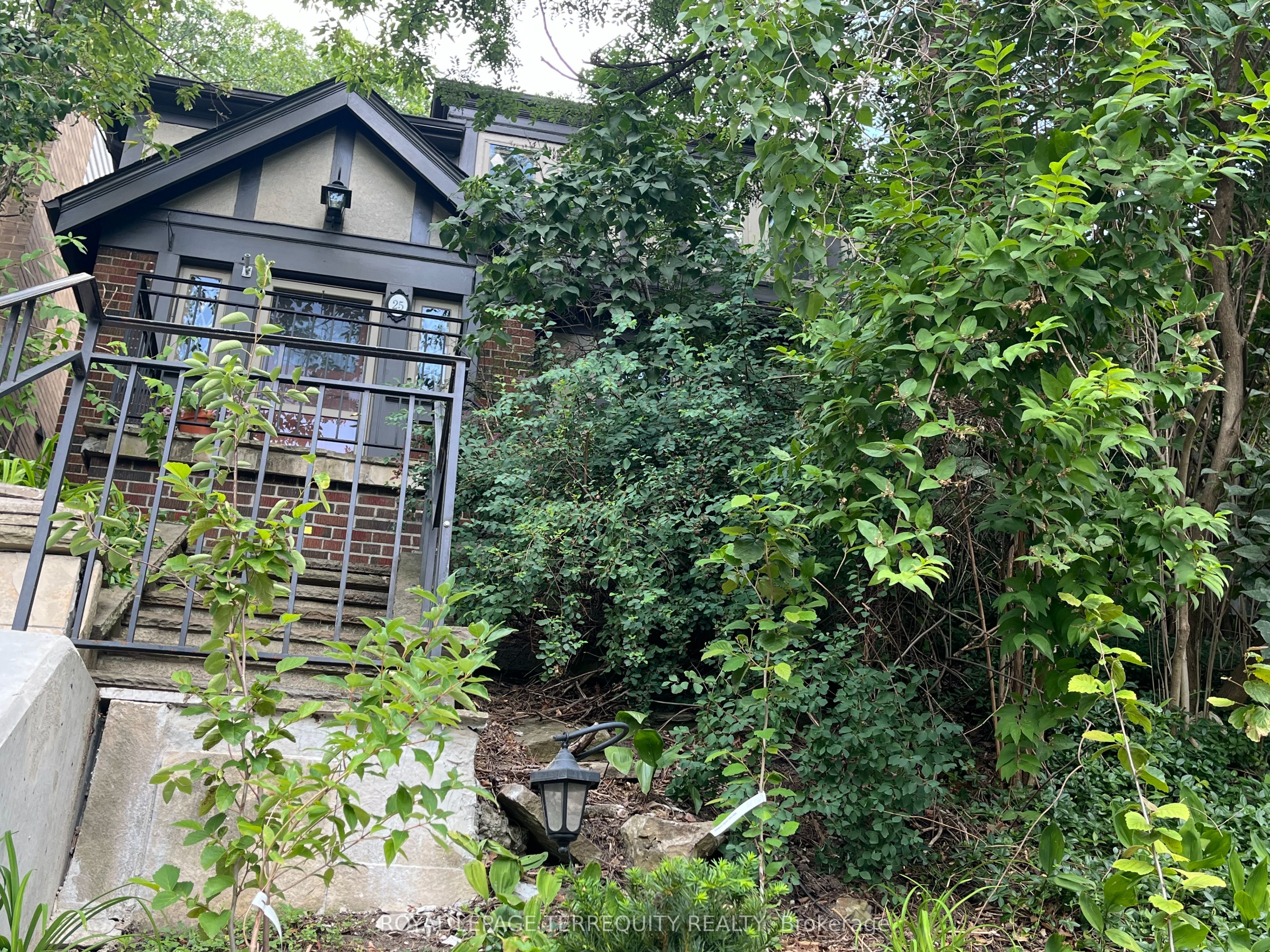 25 Halford Avenue, Toronto, ON M6S 4G1