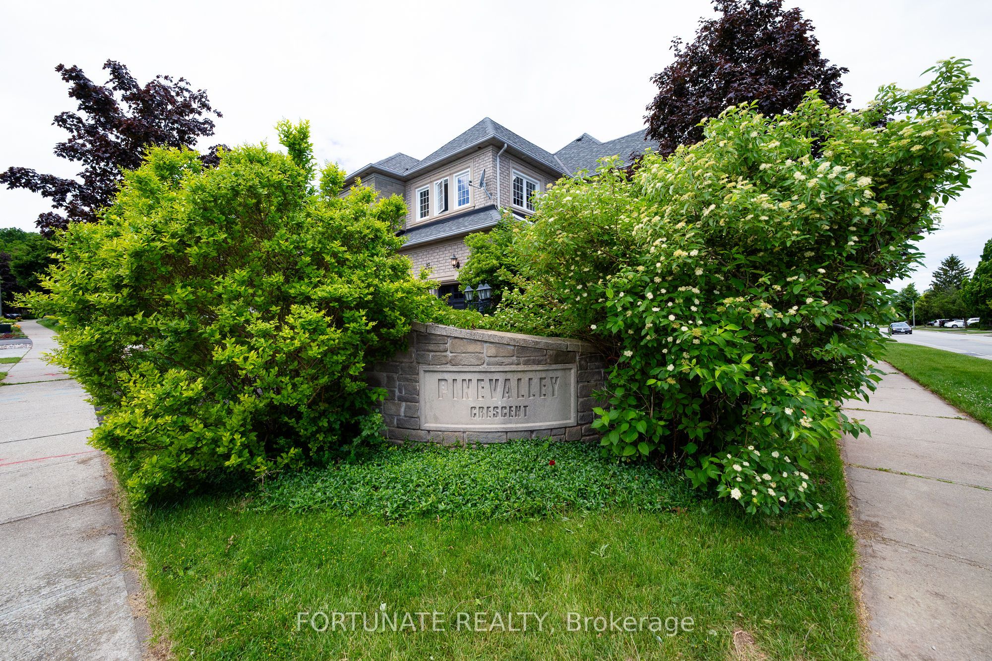 2071 Pinevalley Crescent, Oakville, ON L6H 6L8