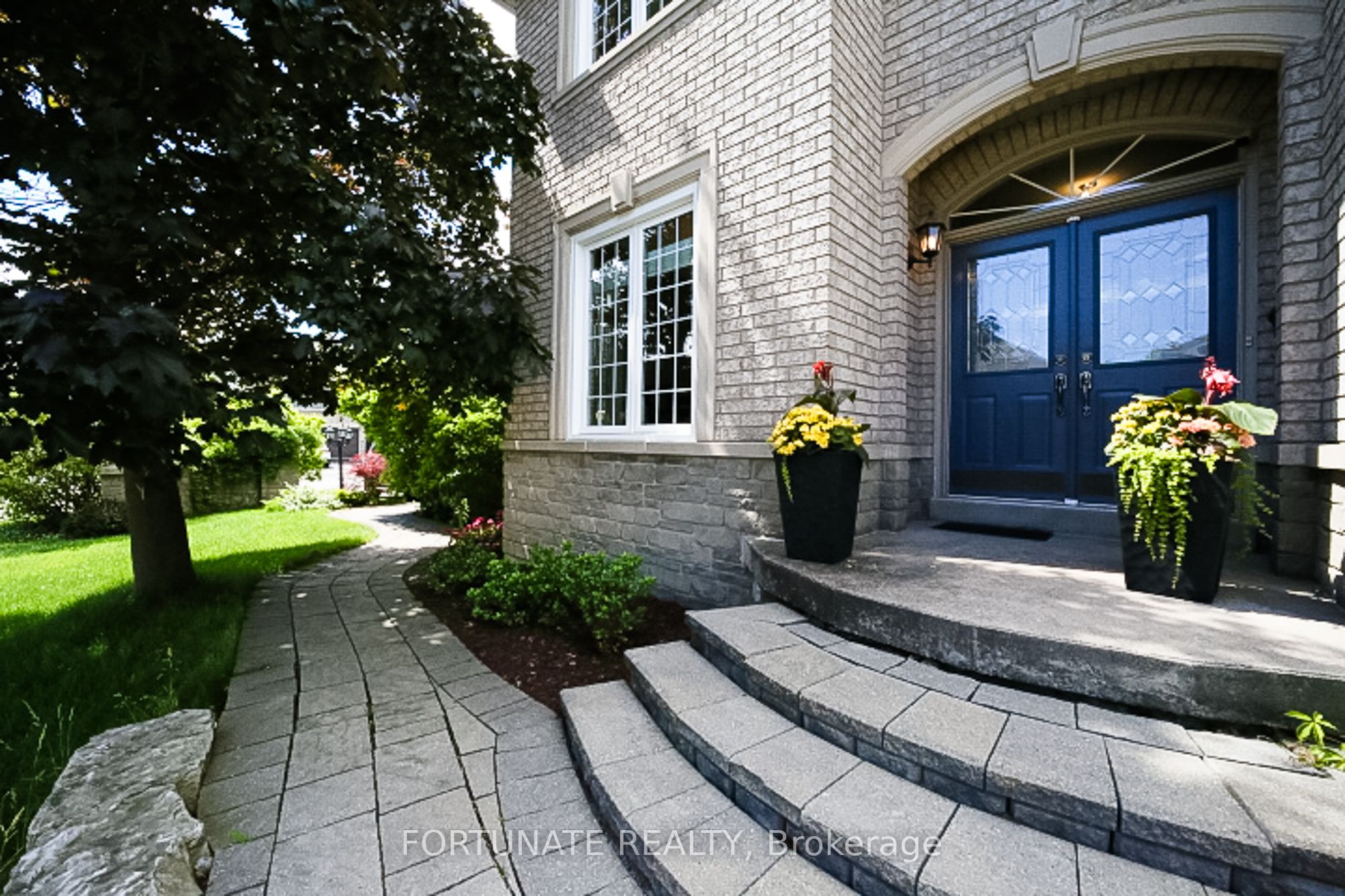 2071 Pinevalley Crescent, Oakville, ON L6H 6L8 photo 2