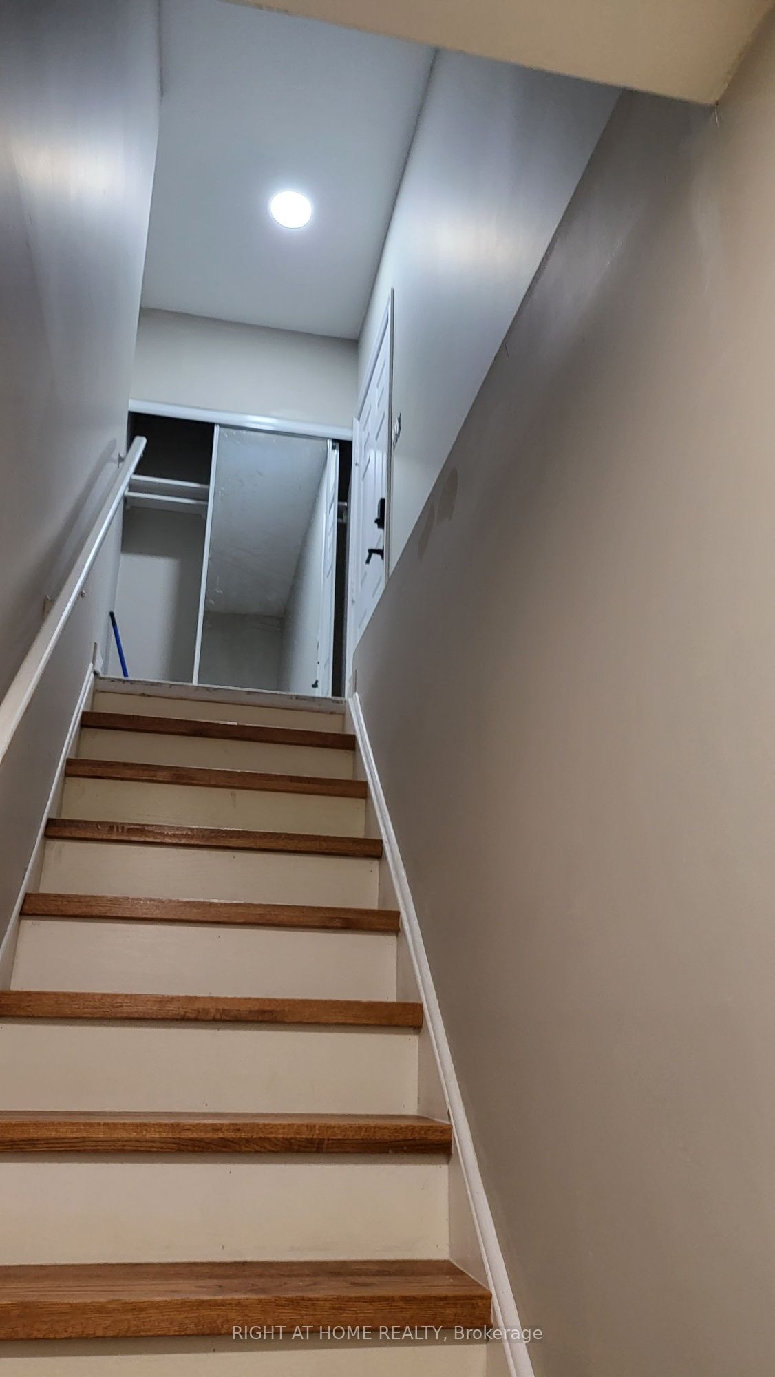 5402 Fasdon Court Lower, Mississauga, ON L5V 1Y8 photo 2