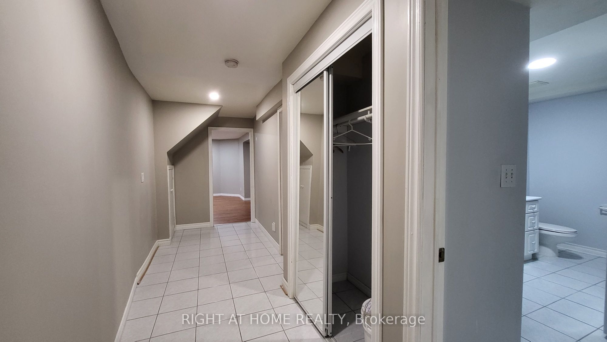 5402 Fasdon Court Lower, Mississauga, ON L5V 1Y8 photo 3