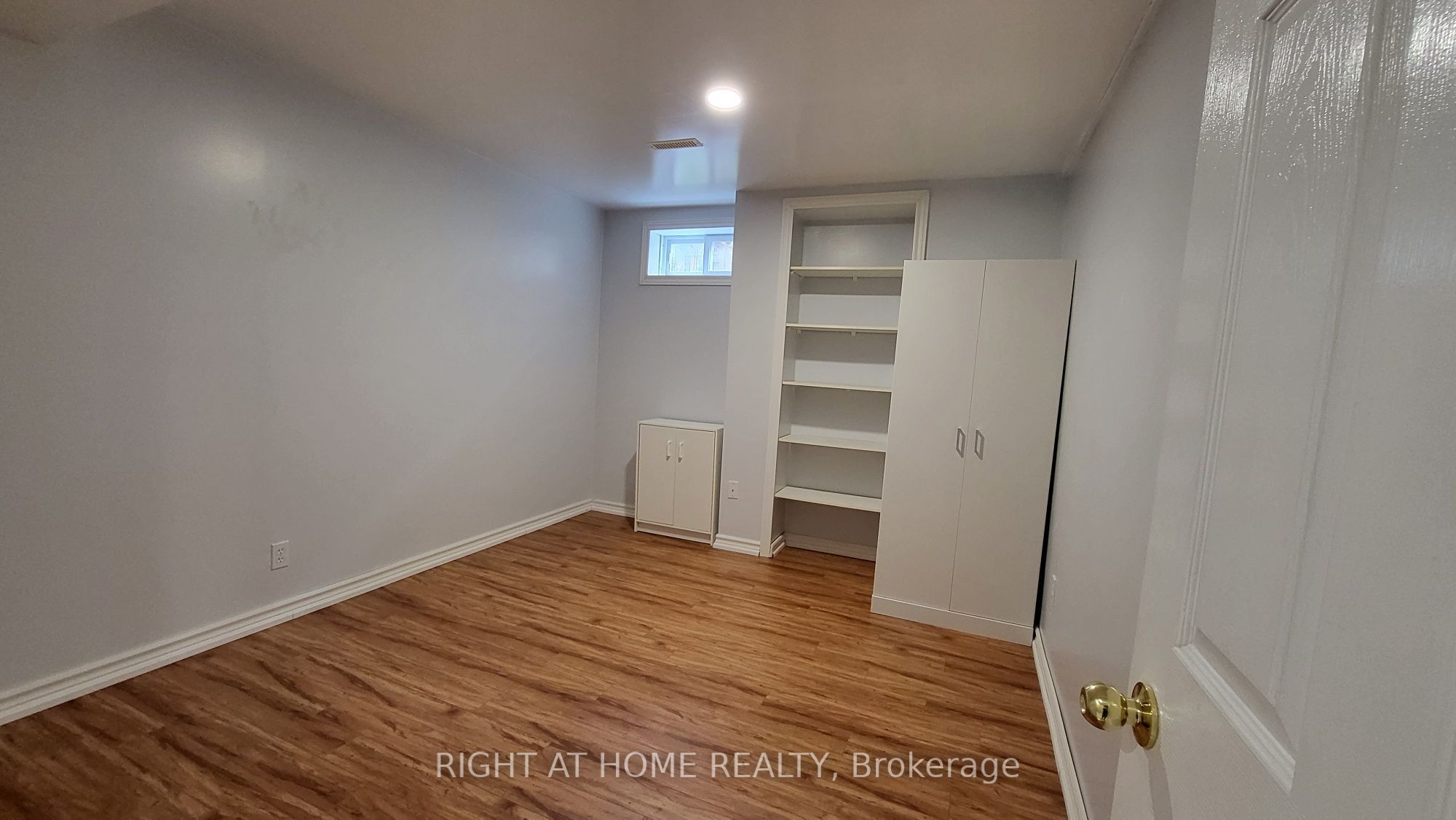 5402 Fasdon Court Lower, Mississauga, ON L5V 1Y8 photo 4