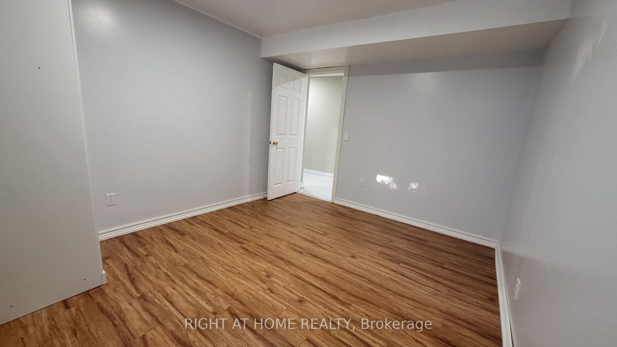 5402 Fasdon Court Lower, Mississauga, ON L5V 1Y8 photo 5
