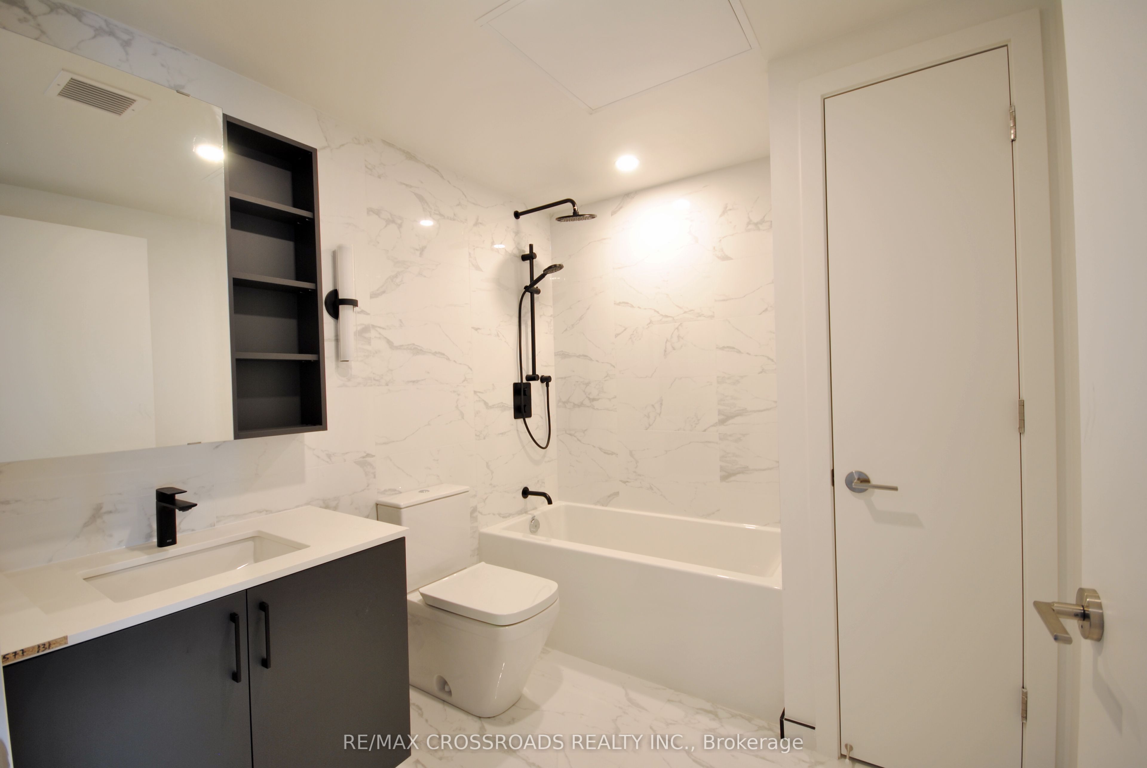689 The Queensway Drive 516, Toronto, ON M8Y 1L1 photo 5