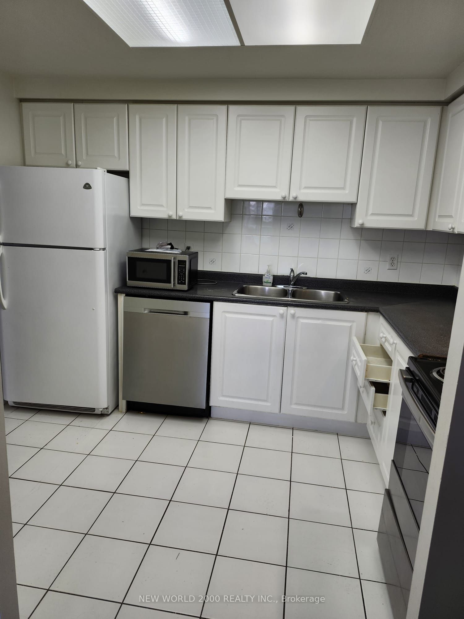 135 Hillcrest Avenue 402, Mississauga, ON L5B 4B1 photo 2