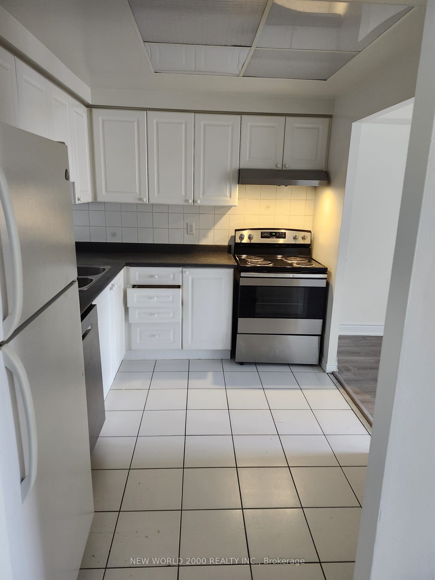 135 Hillcrest Avenue 402, Mississauga, ON L5B 4B1 photo 3