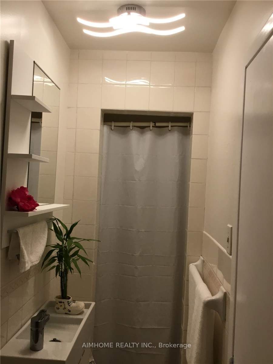 68 Claver Avenue S #1, Toronto, ON M6B 2W2 photo 5