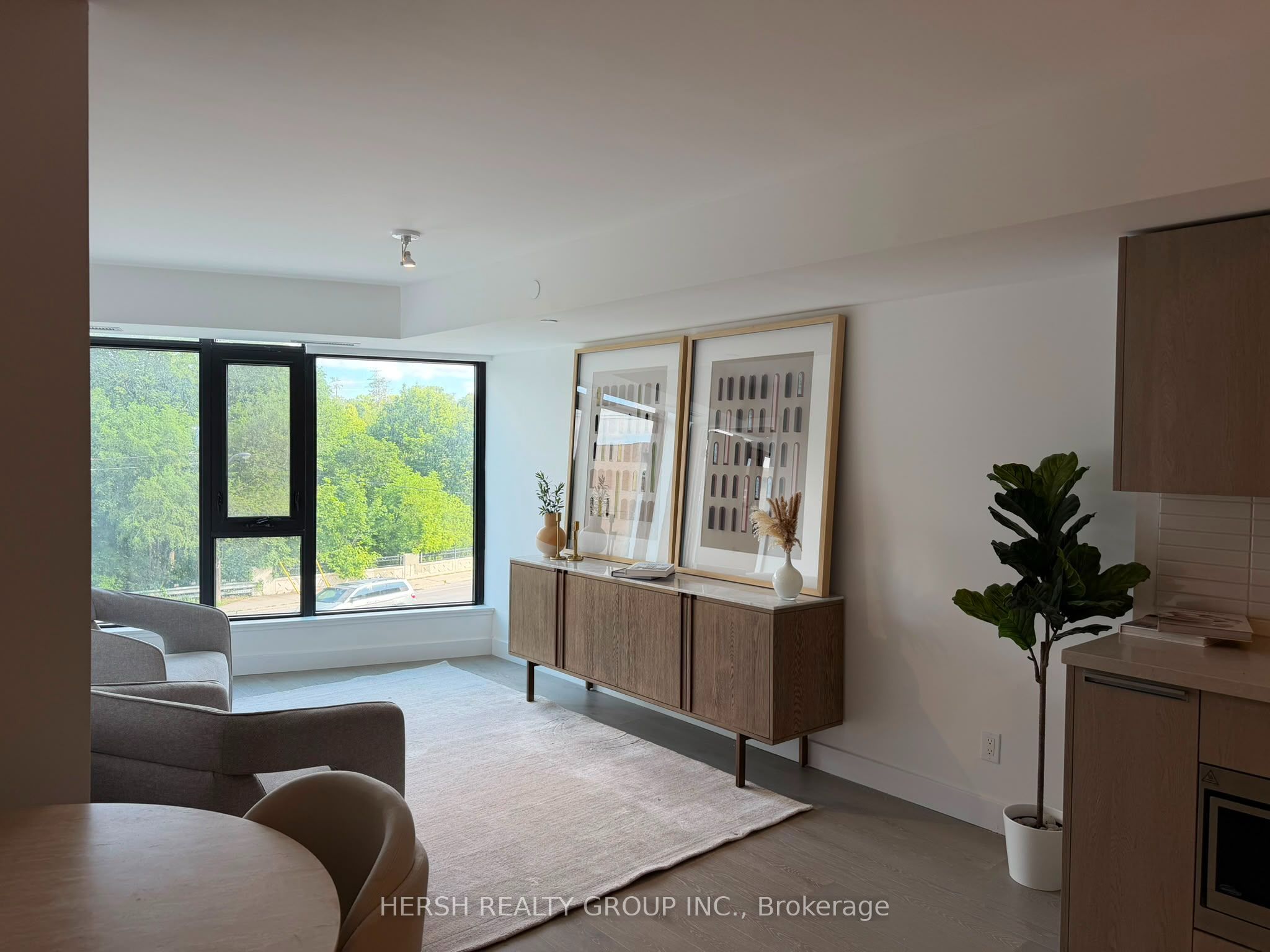 160 Kingsway Crescent 211, Toronto, ON M8X 0B5