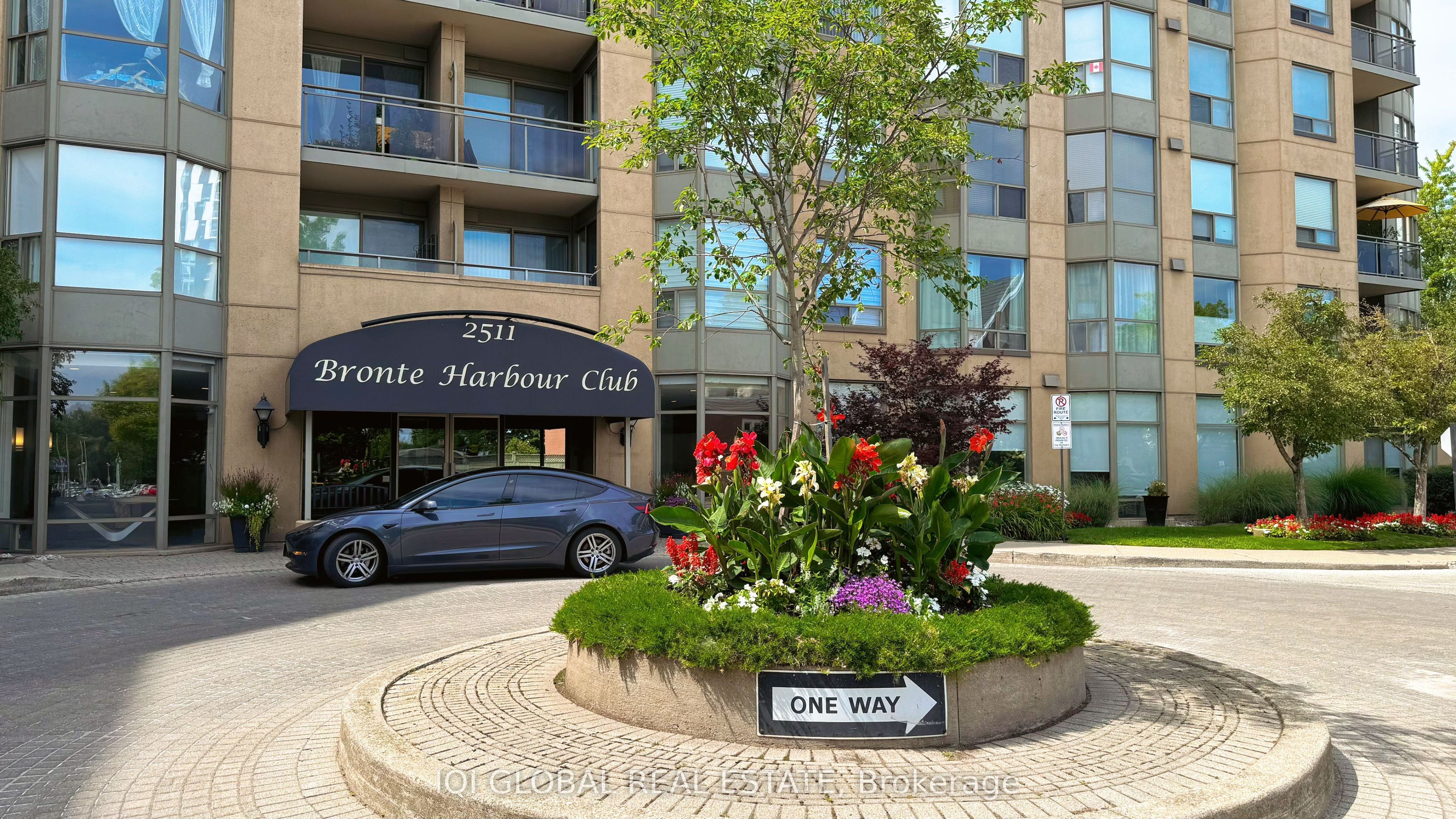 2511 Lakeshore Road W 109, Oakville, ON L6L 6L9 photo 2