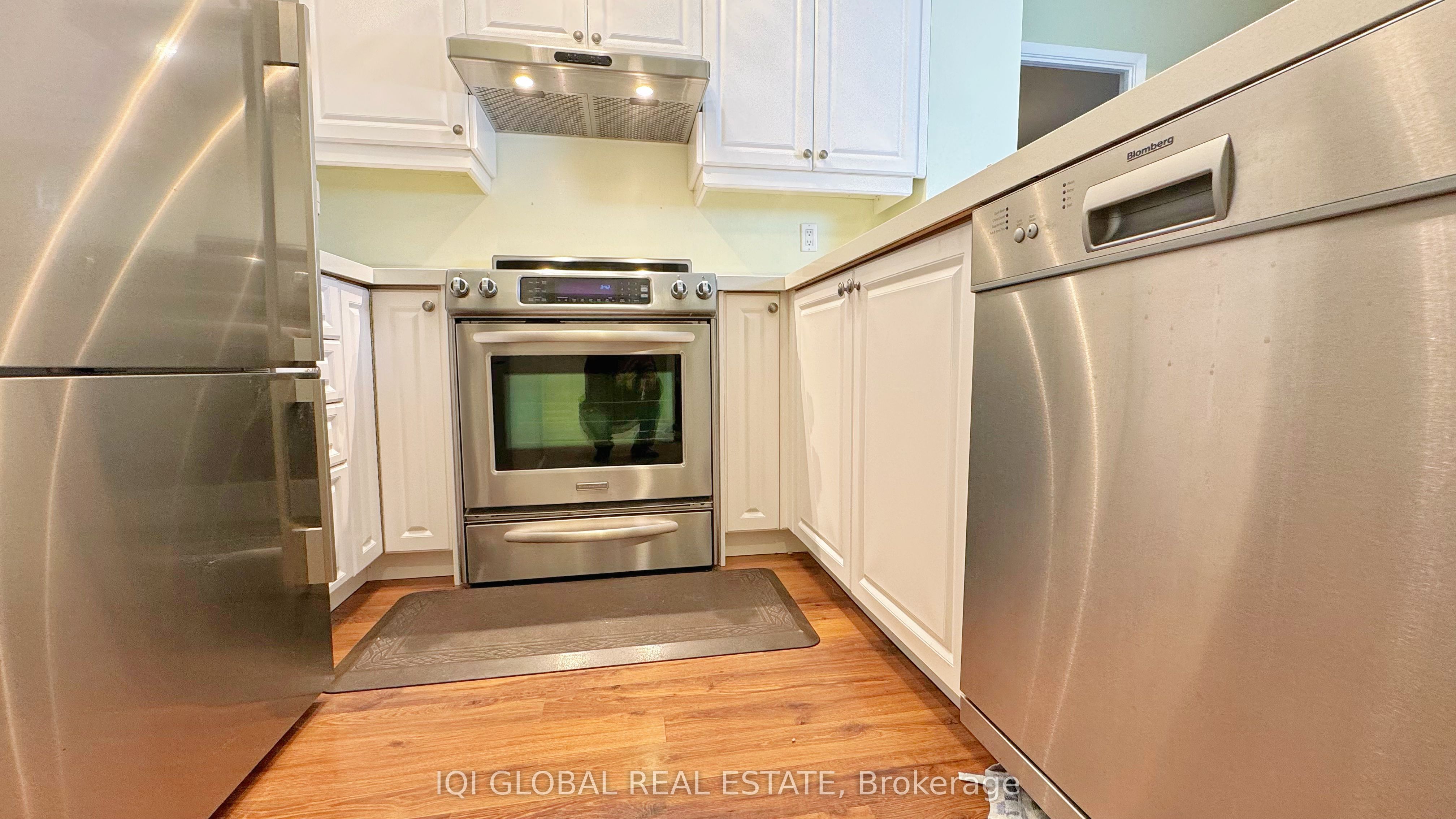 2511 Lakeshore Road W 109, Oakville, ON L6L 6L9 photo 5
