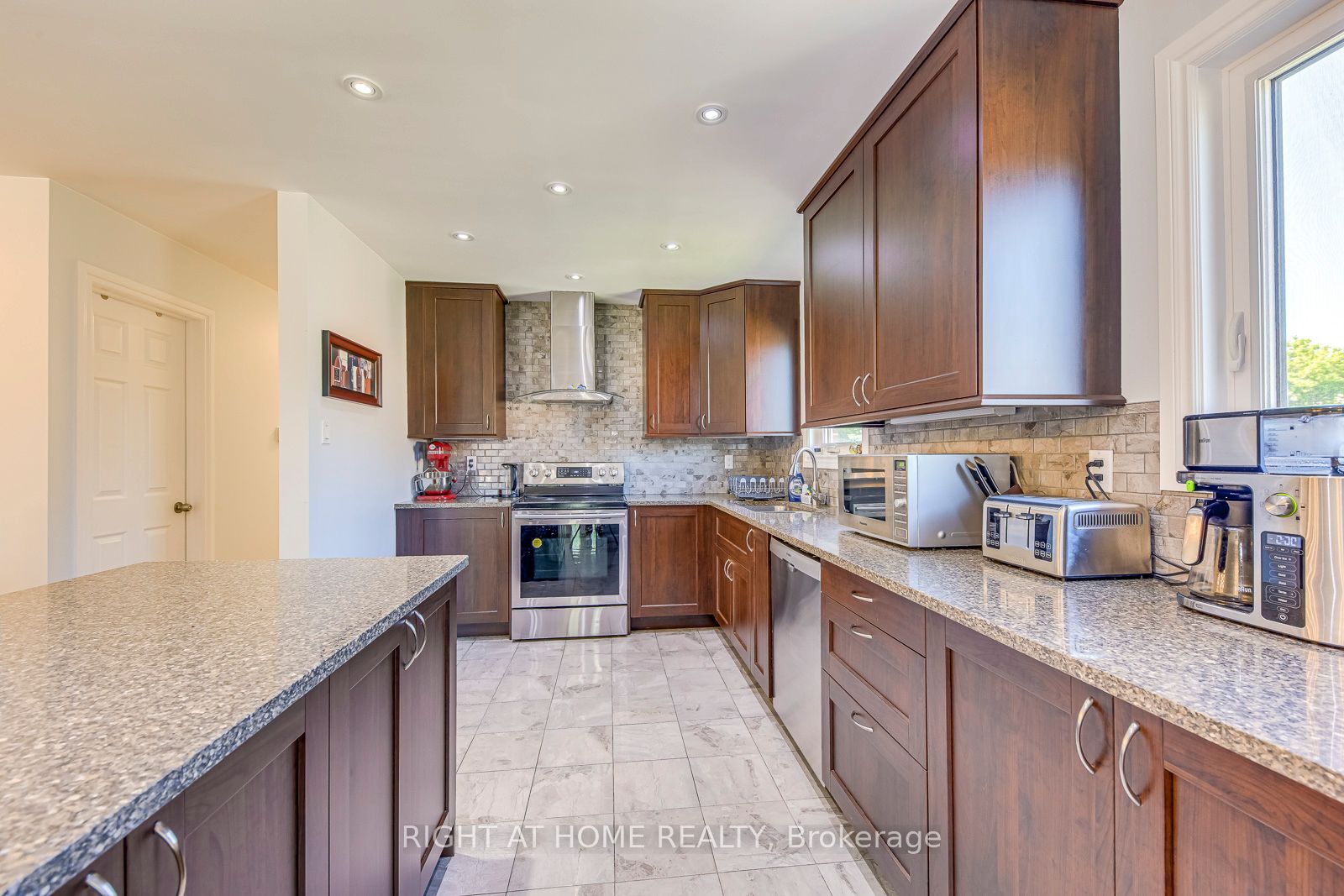 4004 Midhurst Lane Main, Mississauga, ON L4Z 1C7 photo 2